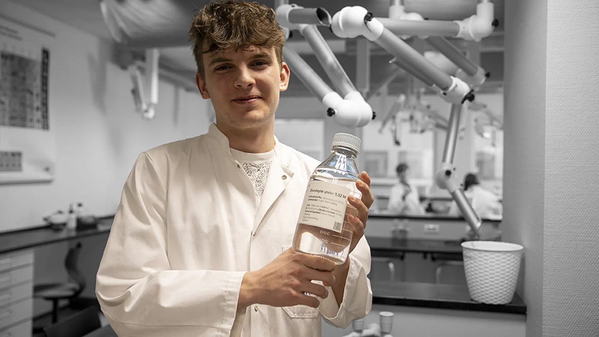 HTX elev arbejder med forsøg og eksperimenter i laboratoriet