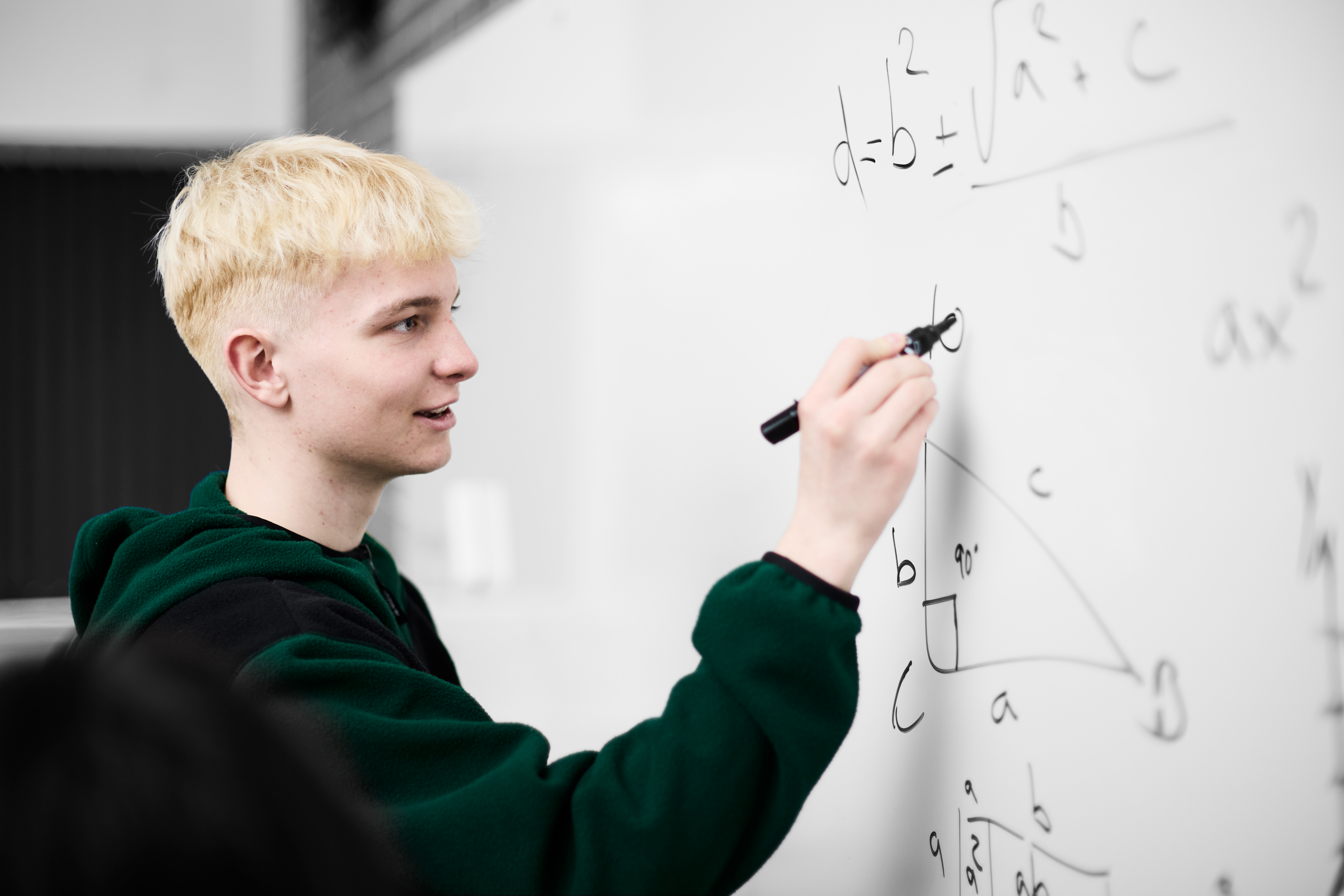 Elev fra 10. klasse på ZBC løser matematikopgave på tavle