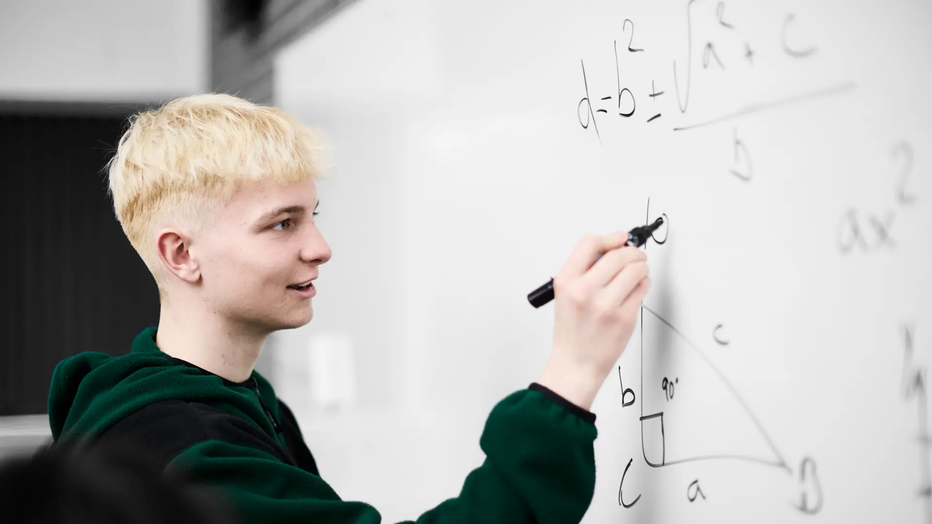 Elev fra 10. klasse på ZBC løser matematikopgave på tavle