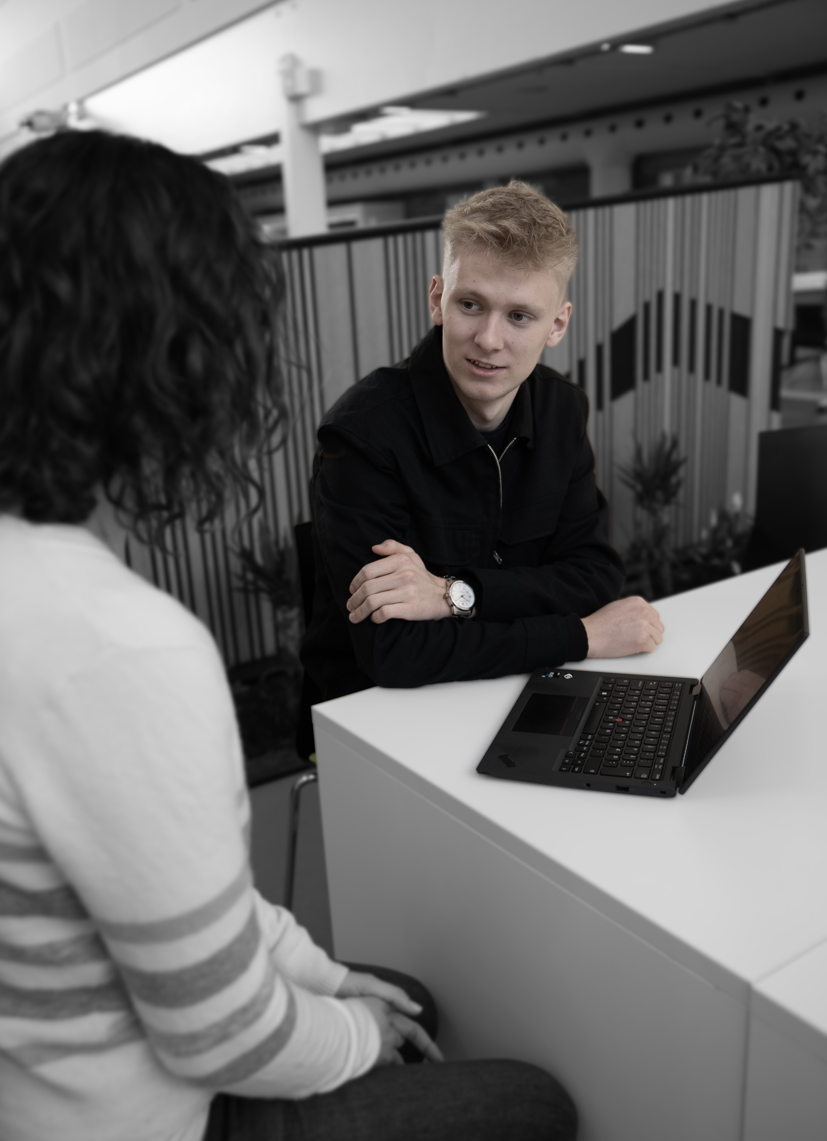 Handelselev taler med underviser om opgave i studiemiljø