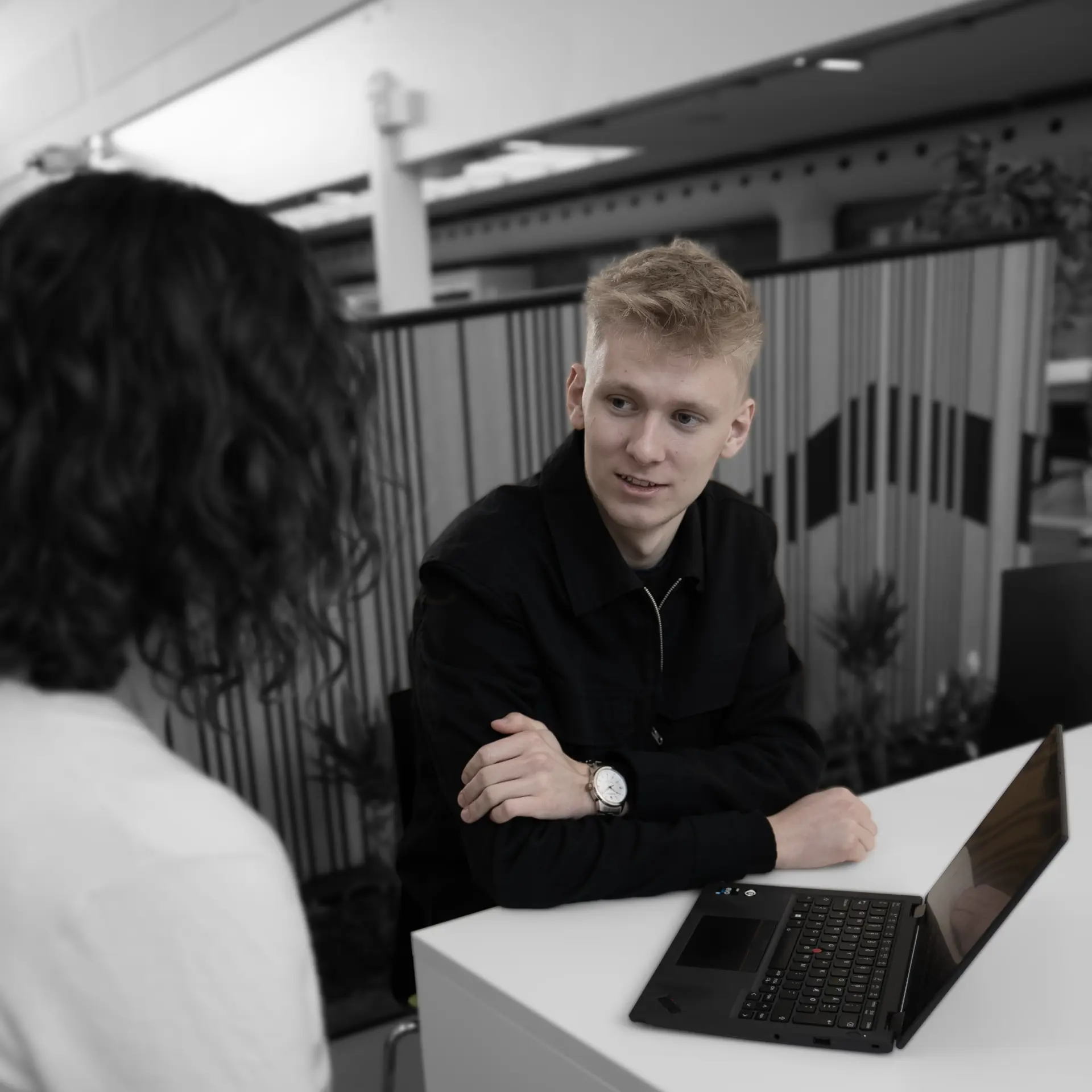 Handelselev taler med underviser om opgave i studiemiljø