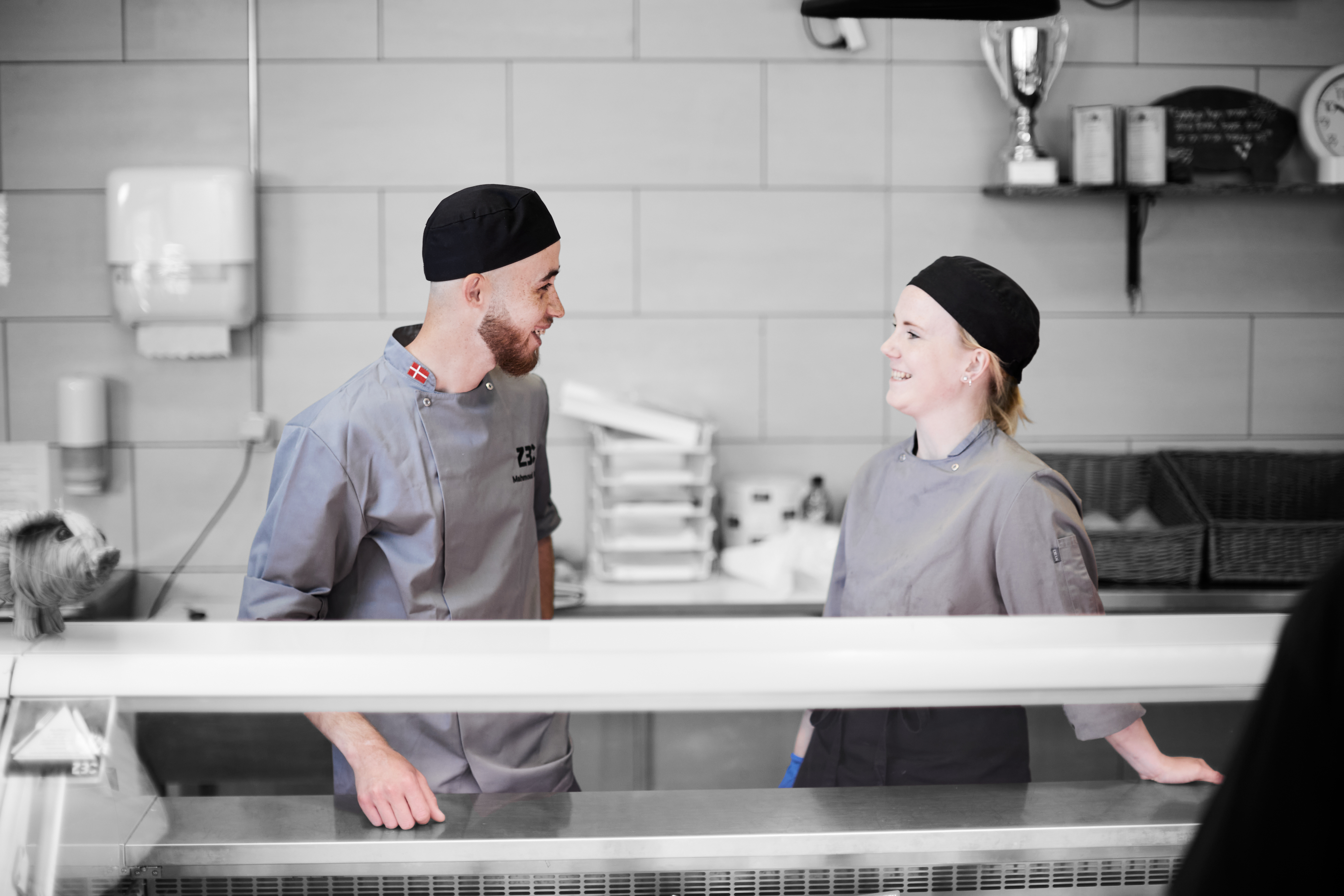 Gourmetslagtere står bag disken i butik