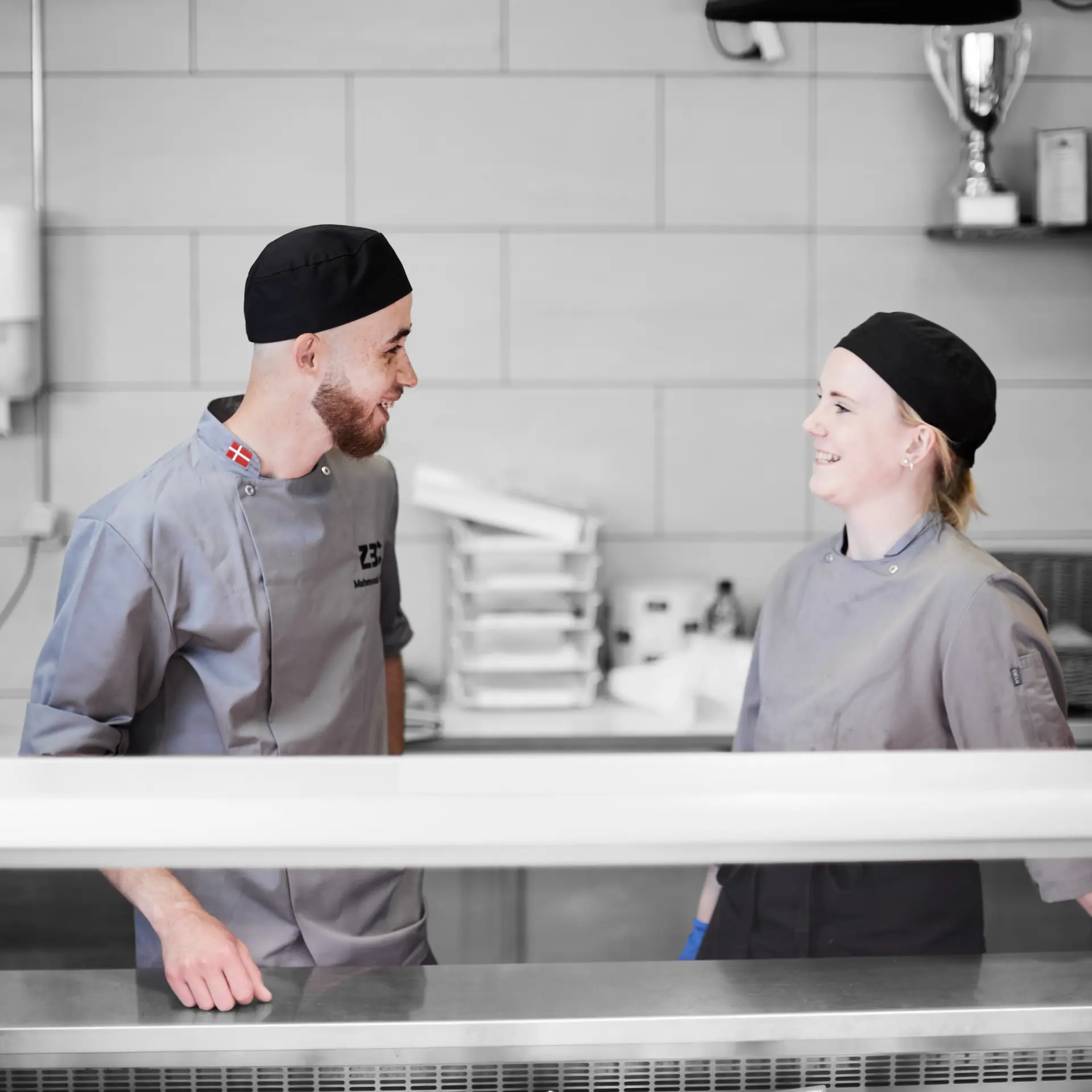 Gourmetslagtere står bag disken i butik