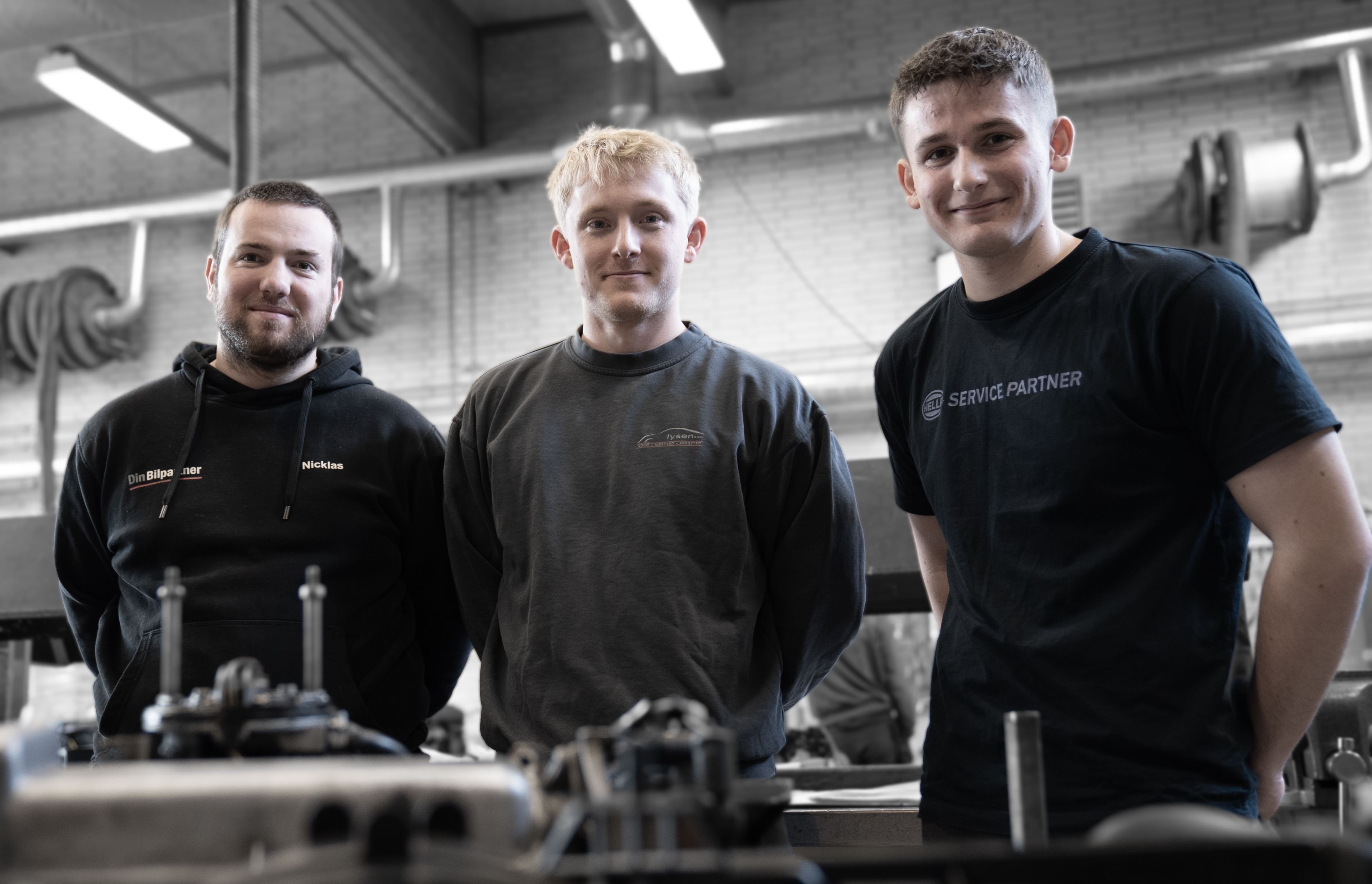 Elever på uddannelsen til mekaniker står i værksted