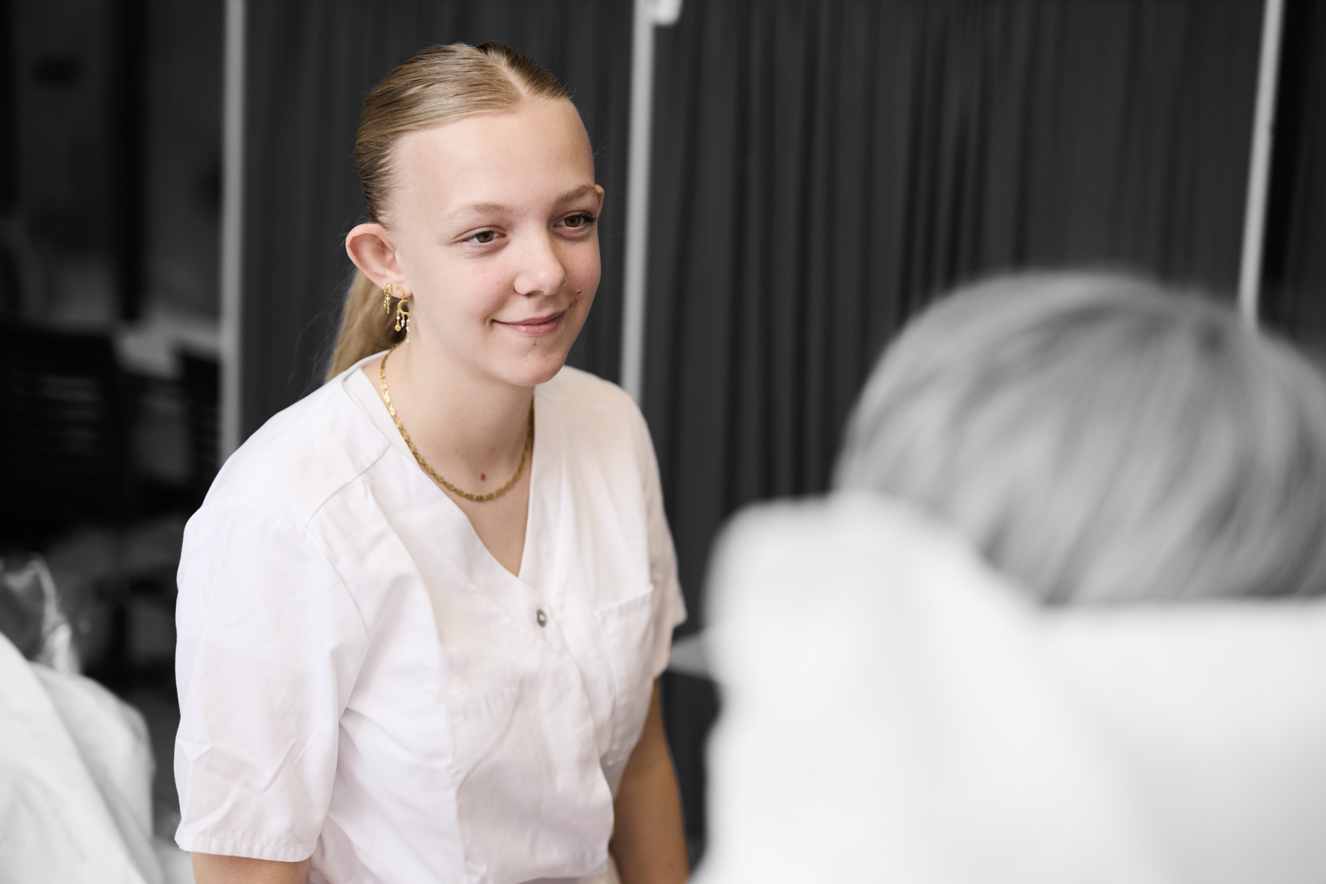 ZBC skoler i Holbæk - social- og sundhedshjælperelev yder omsorg til patient, som ligger i sengen 