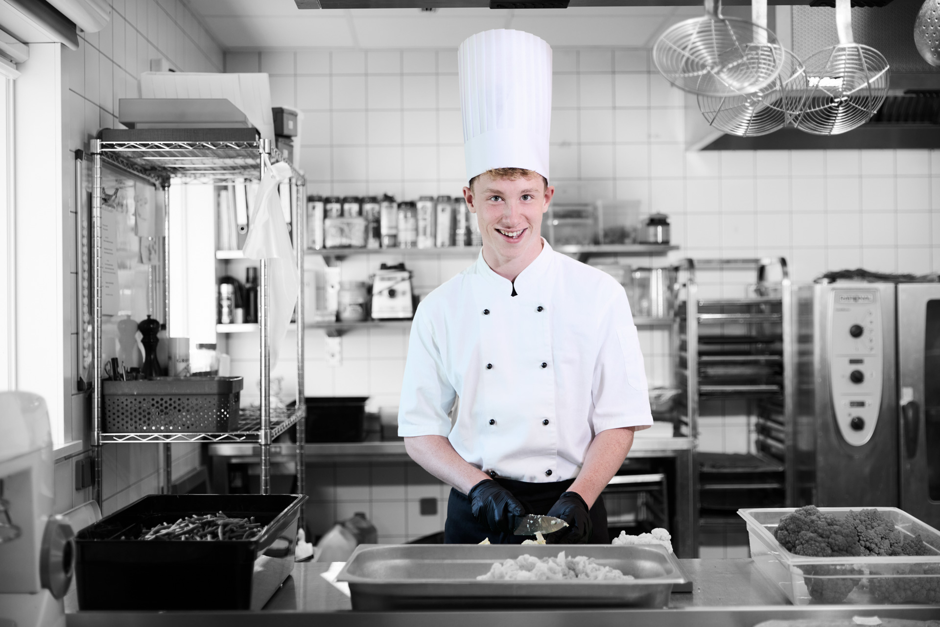 ZBC Fødevarer i Køge - kokkeelev står i køkken og arrangerer mad