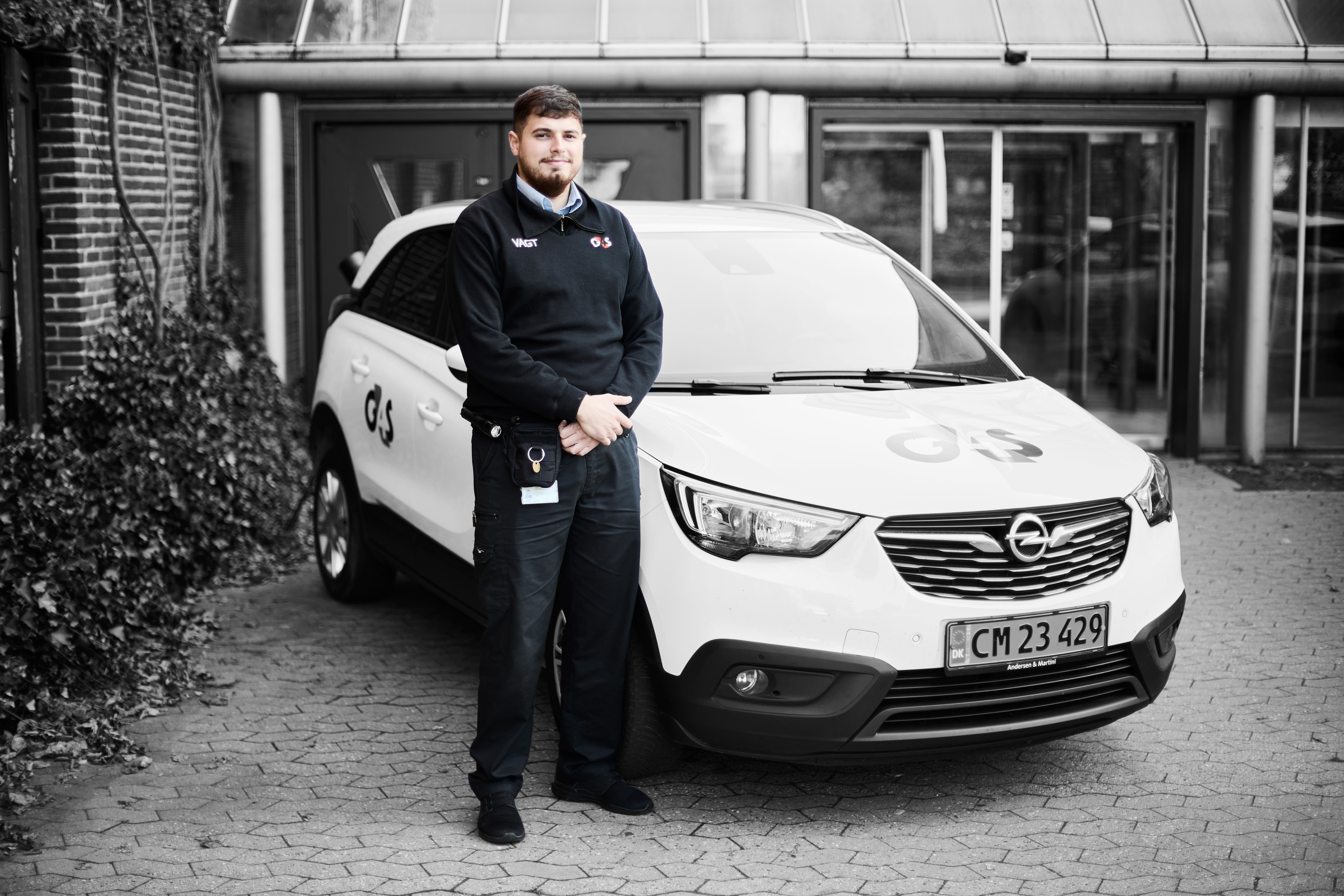 Sikkerhedsvagt står ved bil