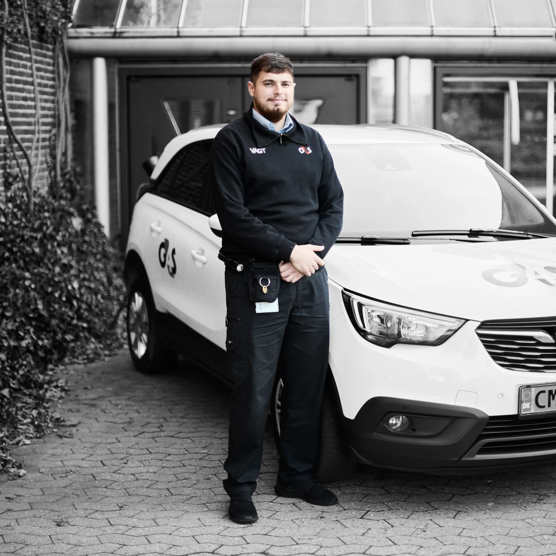 Sikkerhedsvagt står ved bil