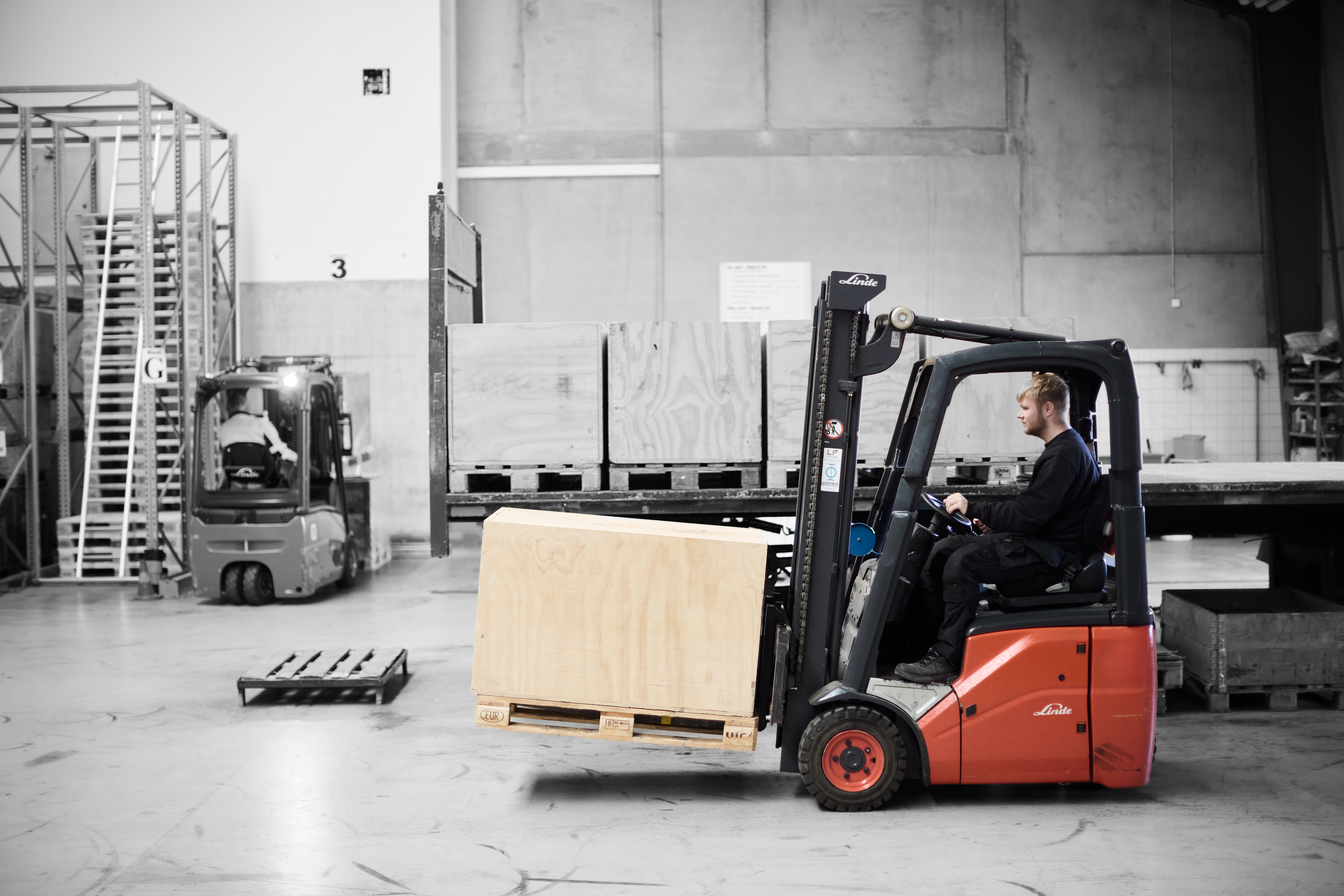 Lagerelev kører truck