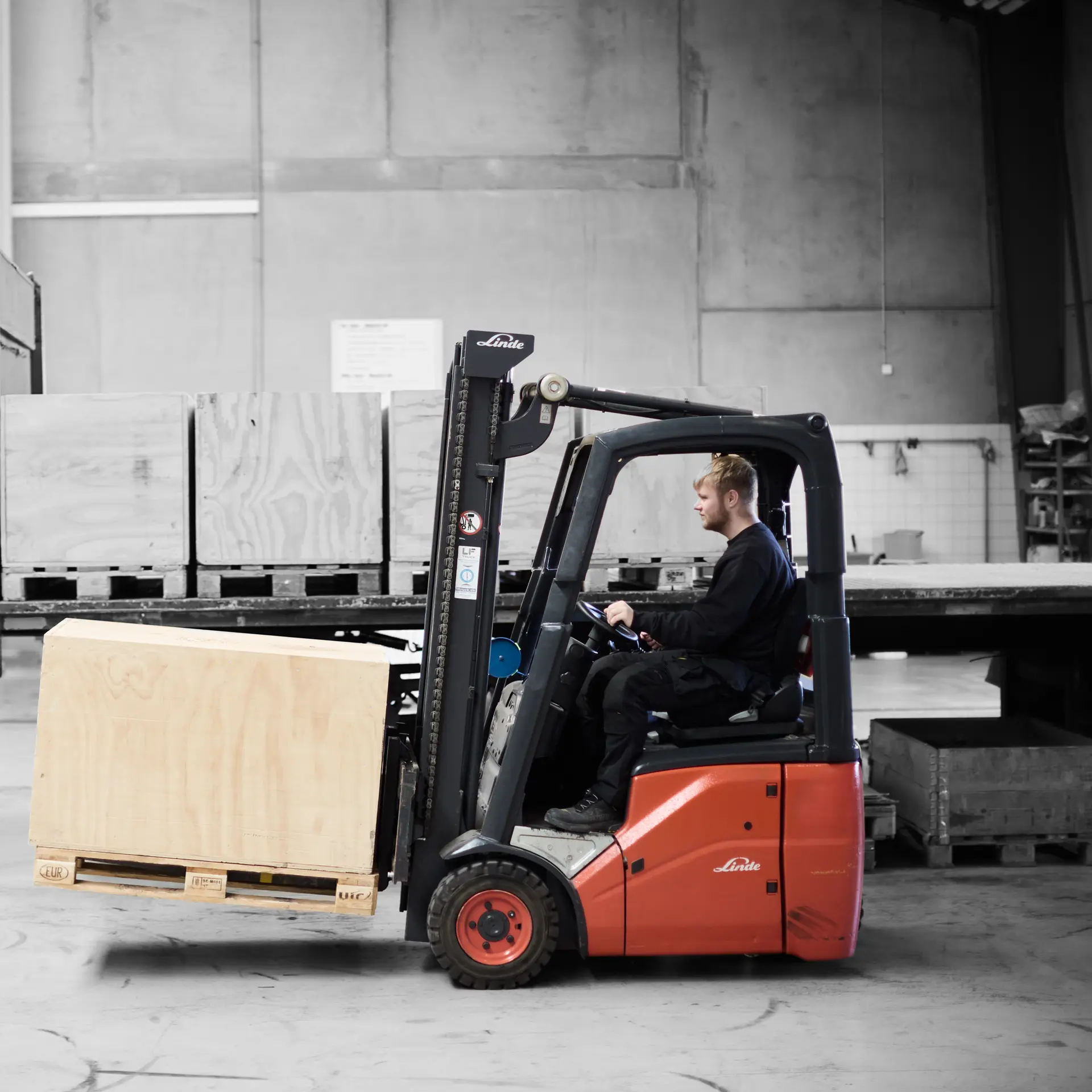 Lagerelev kører truck