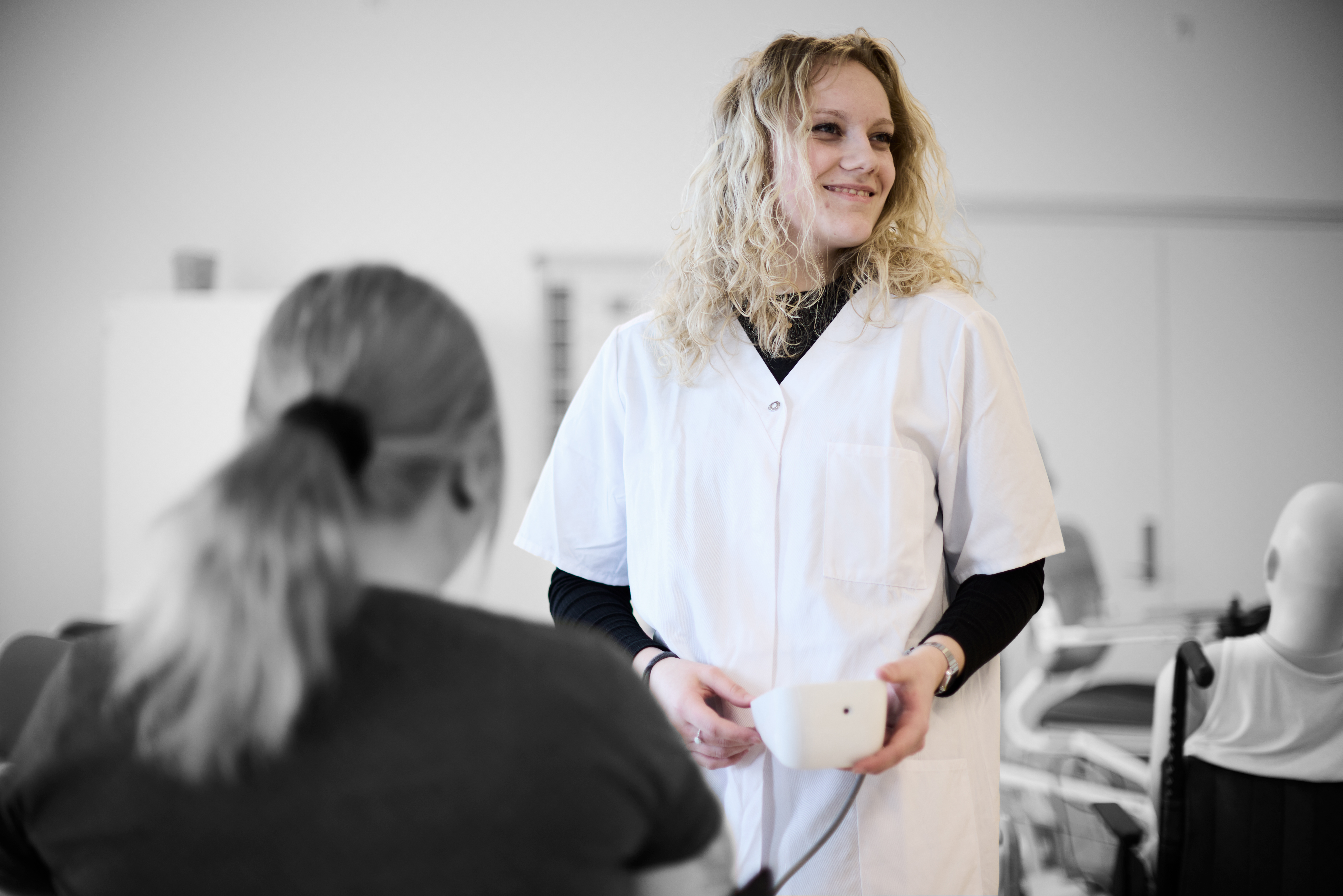 Social- og sundhedsassistent måler blodtryk