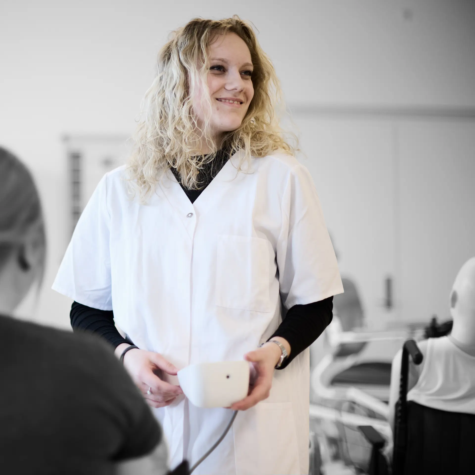 Social- og sundhedsassistent måler blodtryk