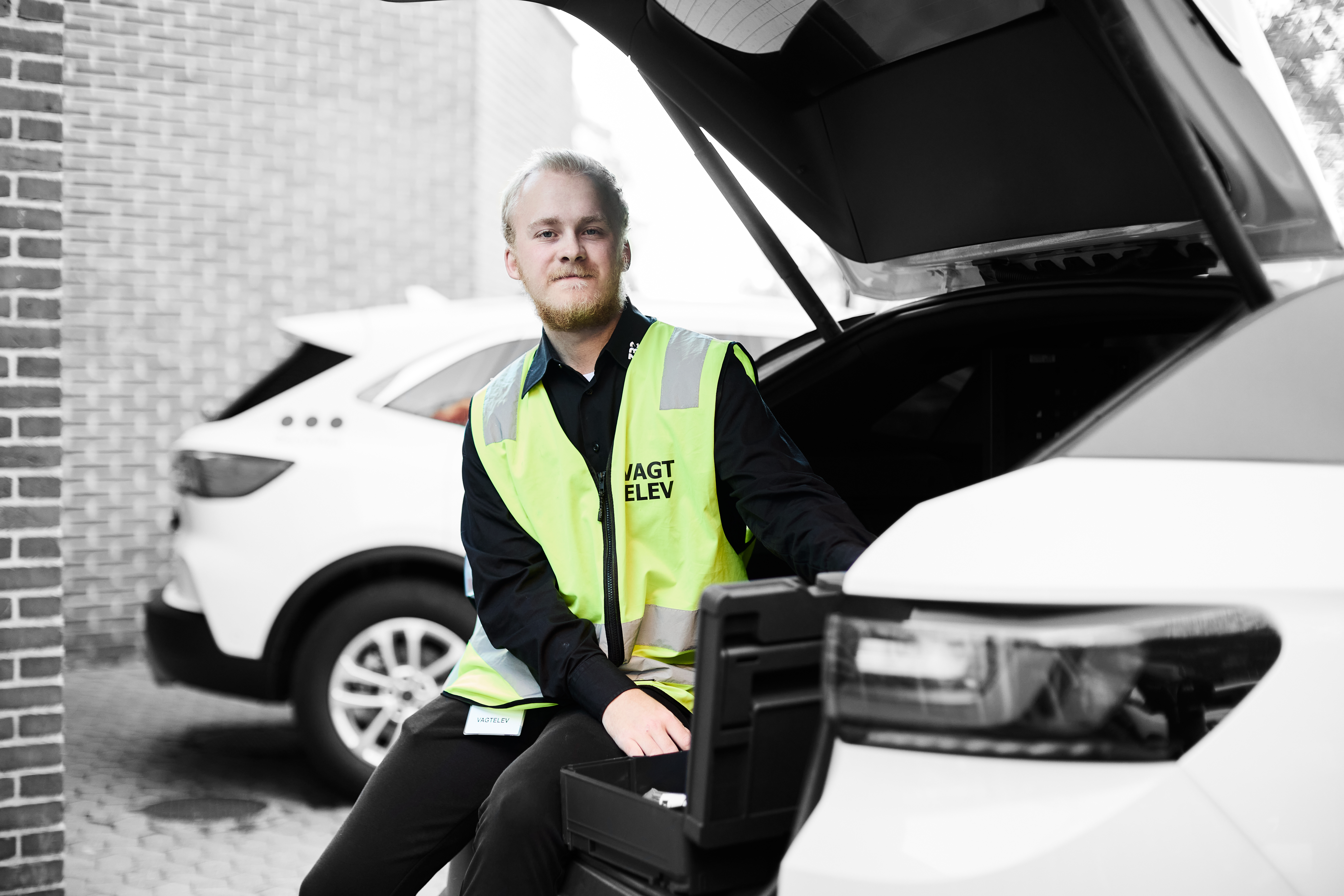 Sikkerhedsvagt ved bil