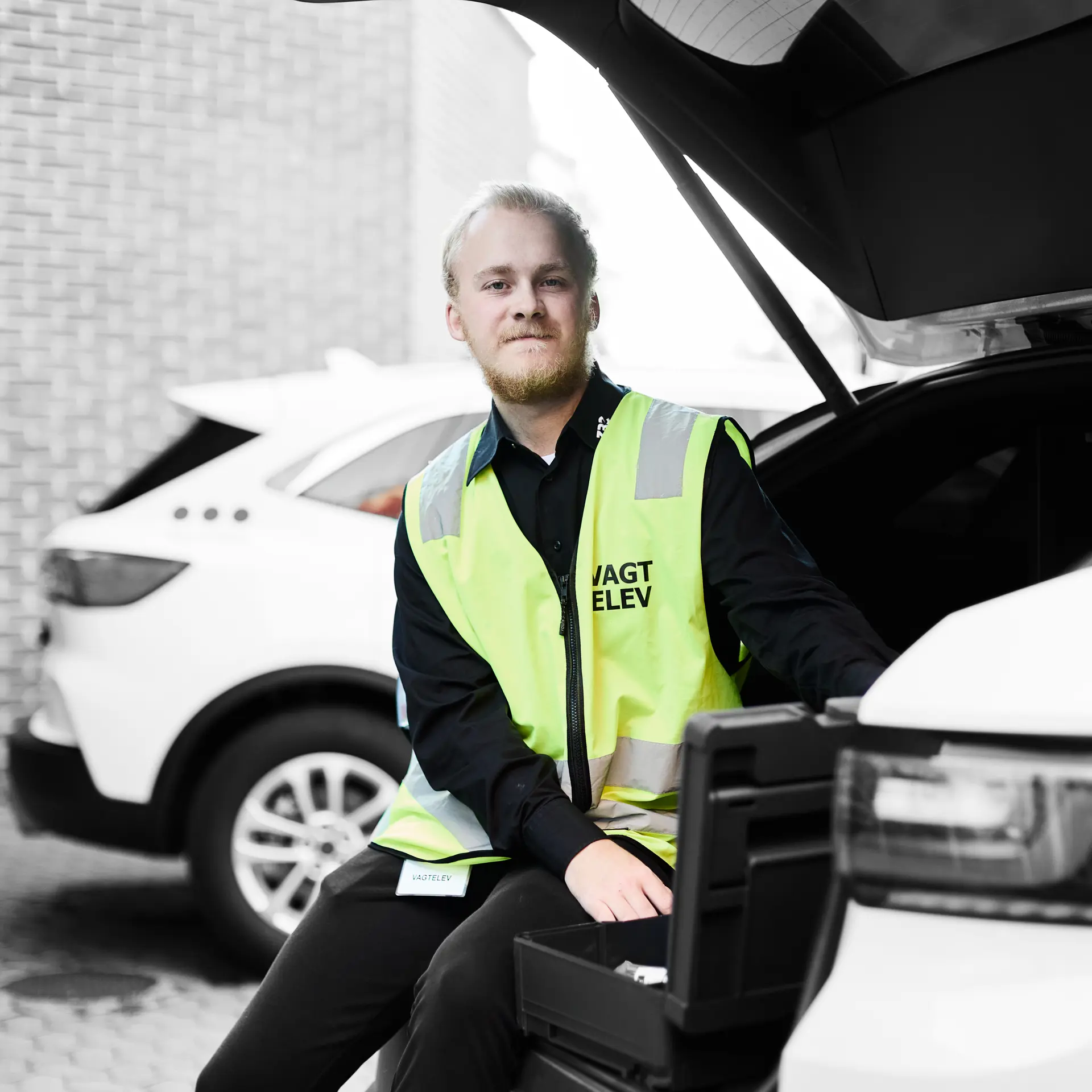 Sikkerhedsvagt ved bil