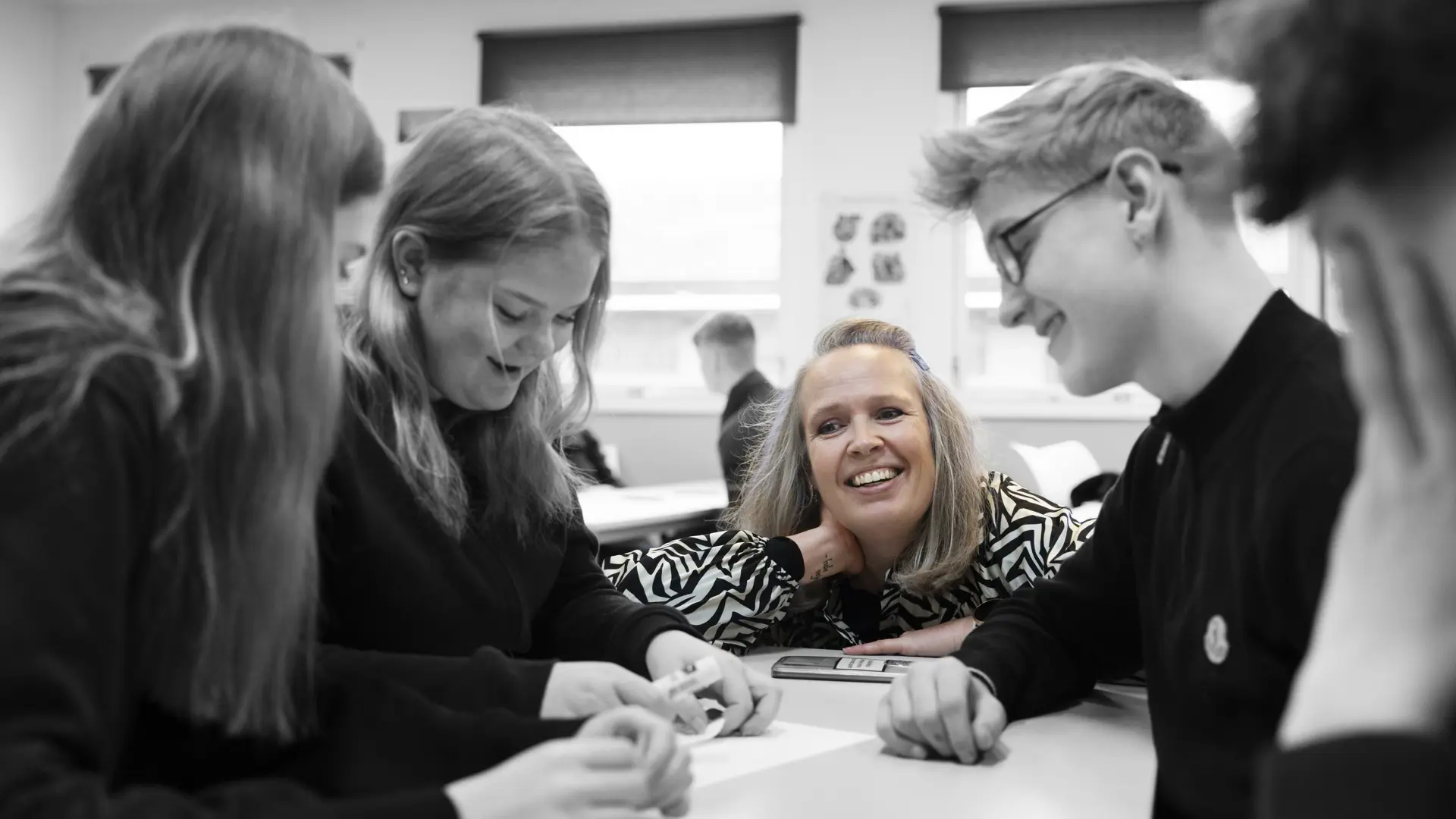 Lærer fra 10. klasse på ZBC står ved bord med elever