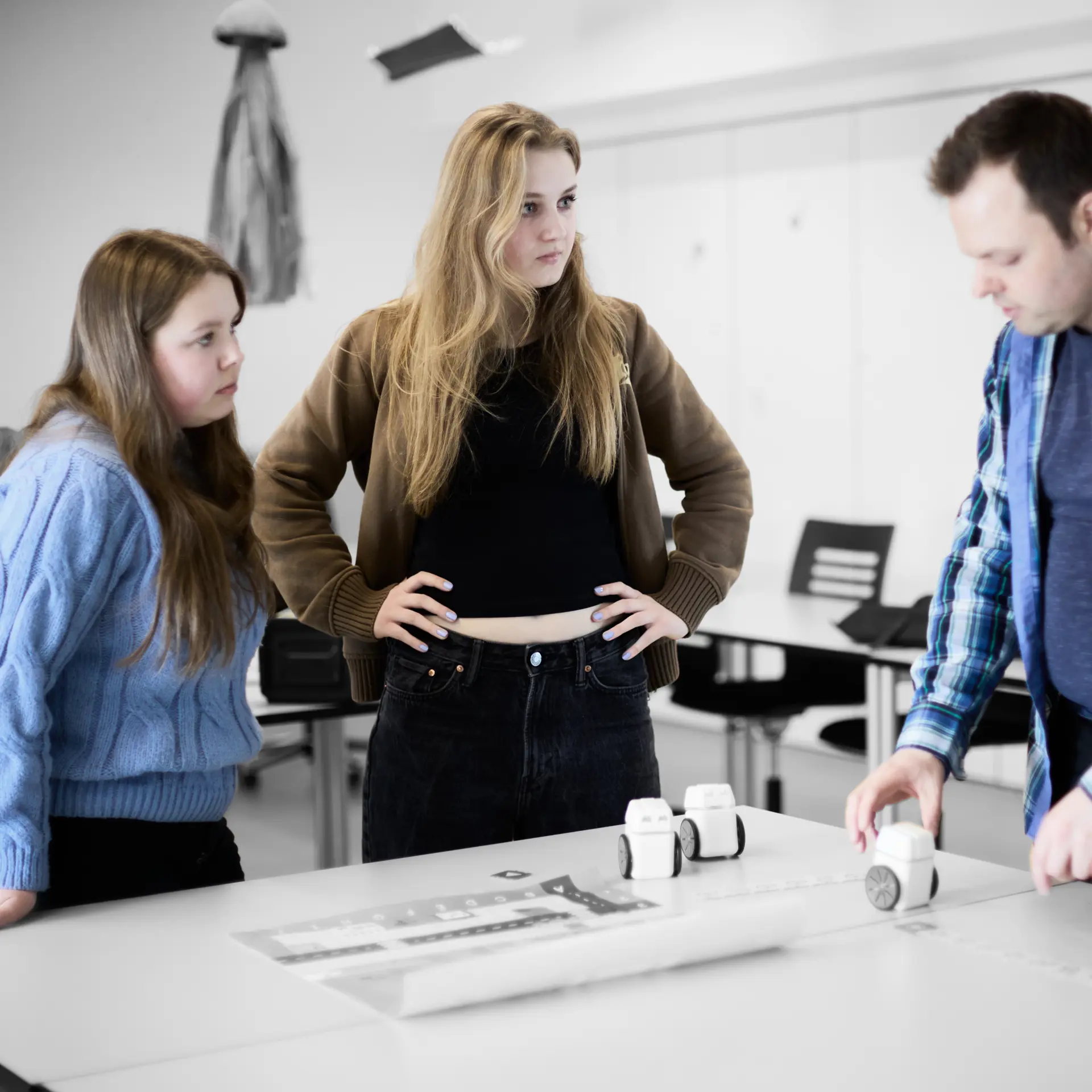 Pædagogiske assistenter bliver undervist af faglærer i kodning af robotter