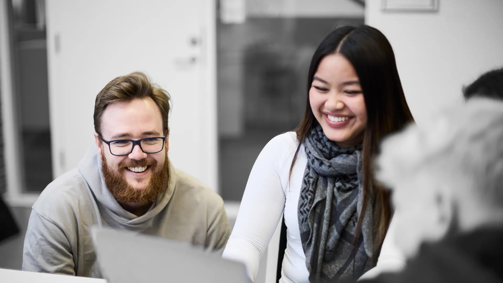 Elev fra 10. klasse på ZBC får hjælp af lærer
