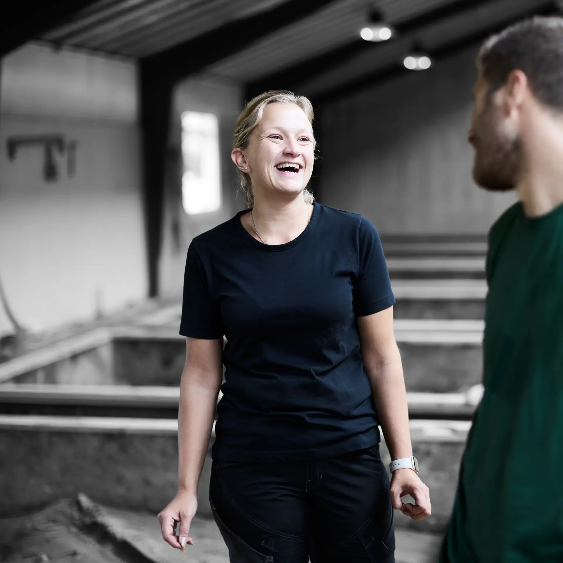 Struktører smiler til hinanden