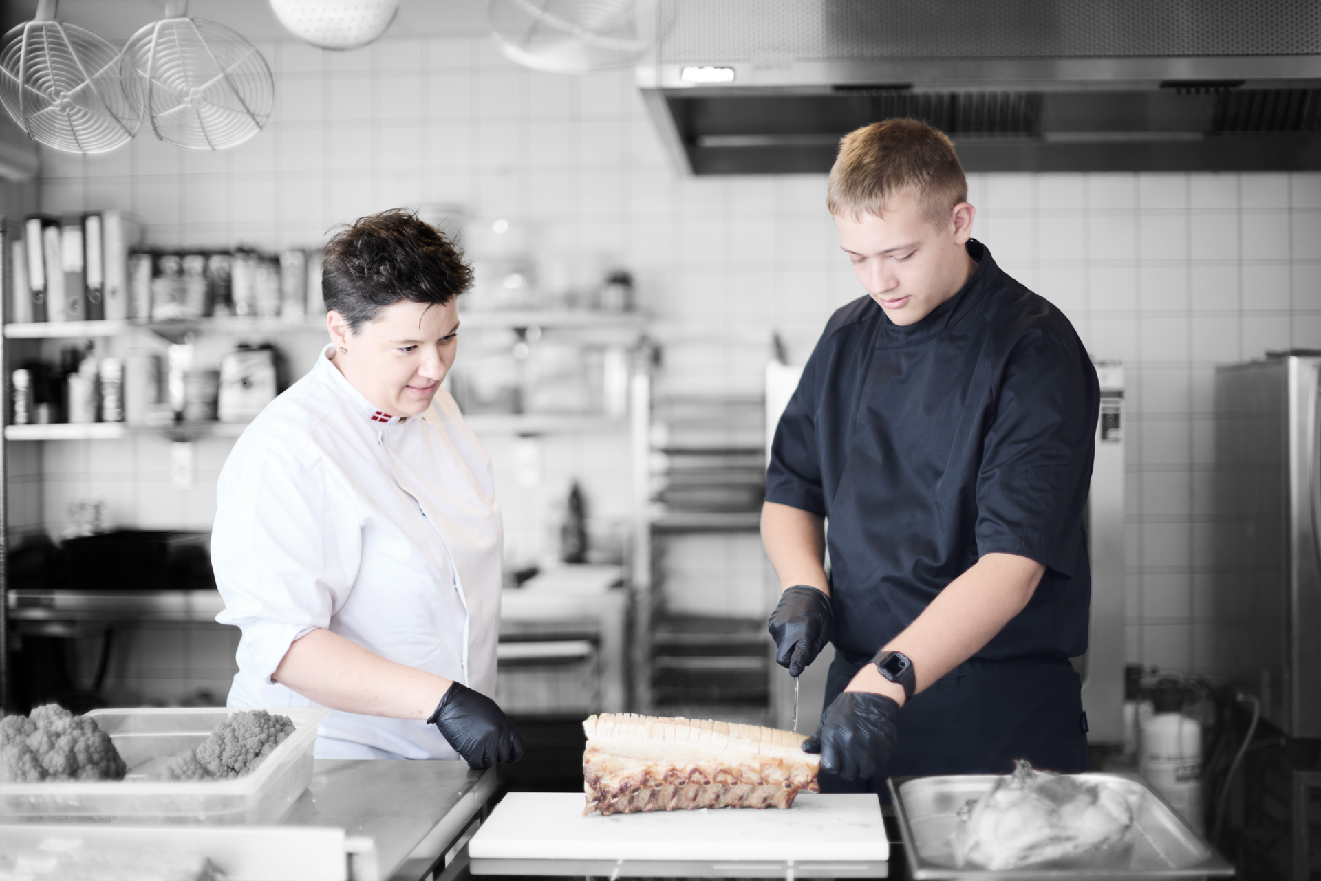 ZBC Roskilde slagteriskolen og fødevarer - to elever står i køkkenet og tilbereder flæskesteg