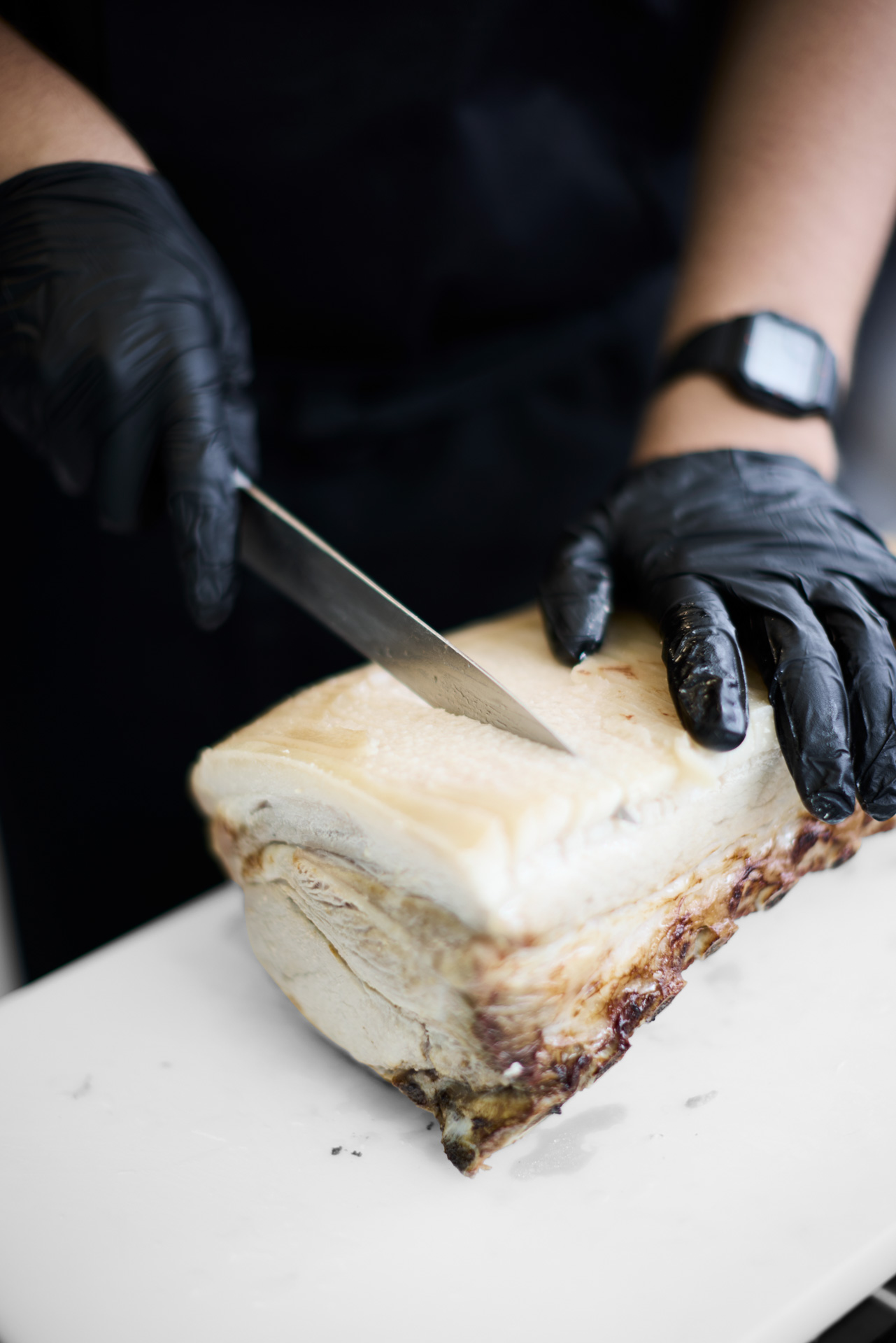 ZBC gourmetslagter med specialet slagtning - elev arbejder med udskæring af kød