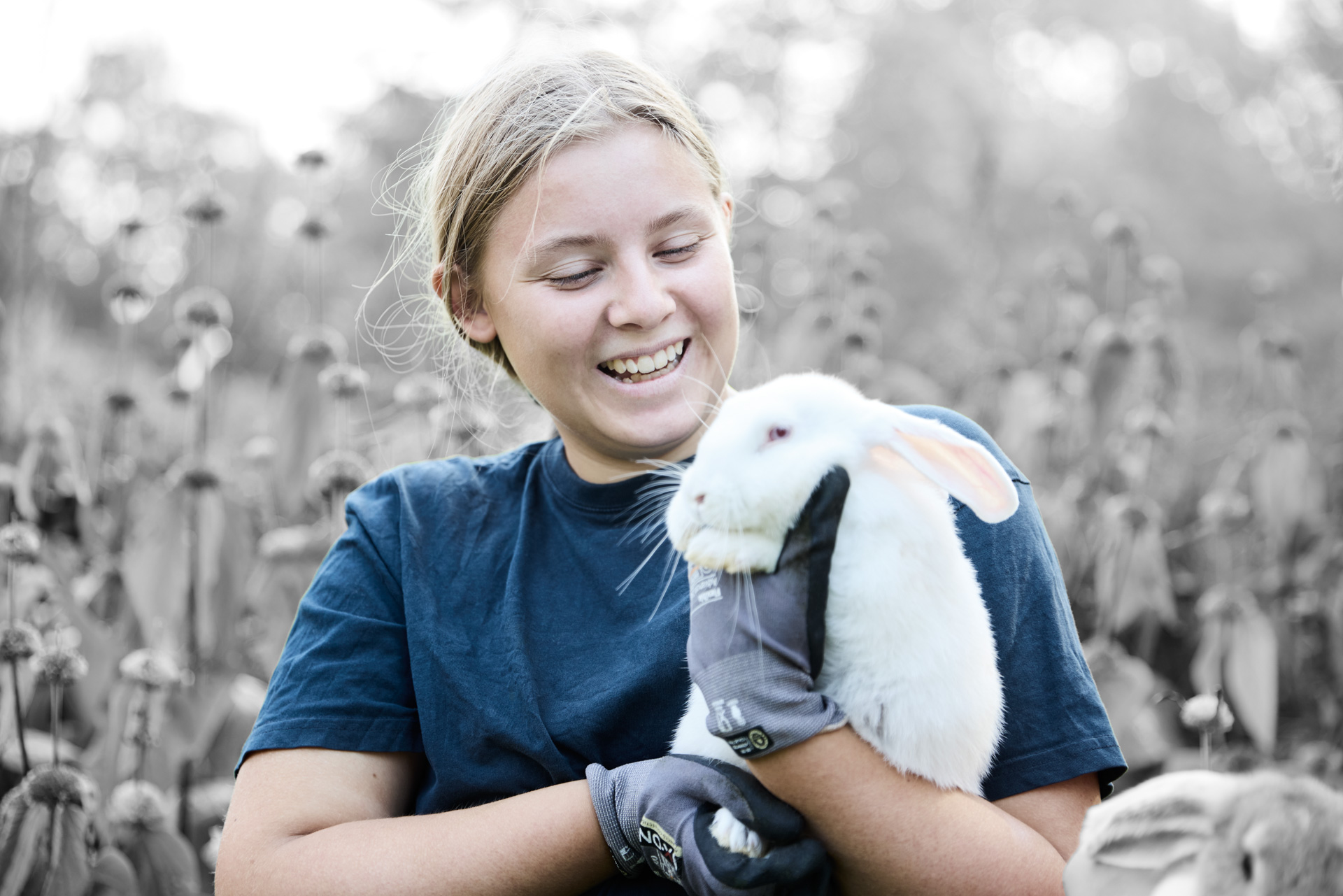 ZBC Slagelse den økologiske landbrugsskole Jernbjerggaard - landbrugselev med speciale i dyr stå med kanin
