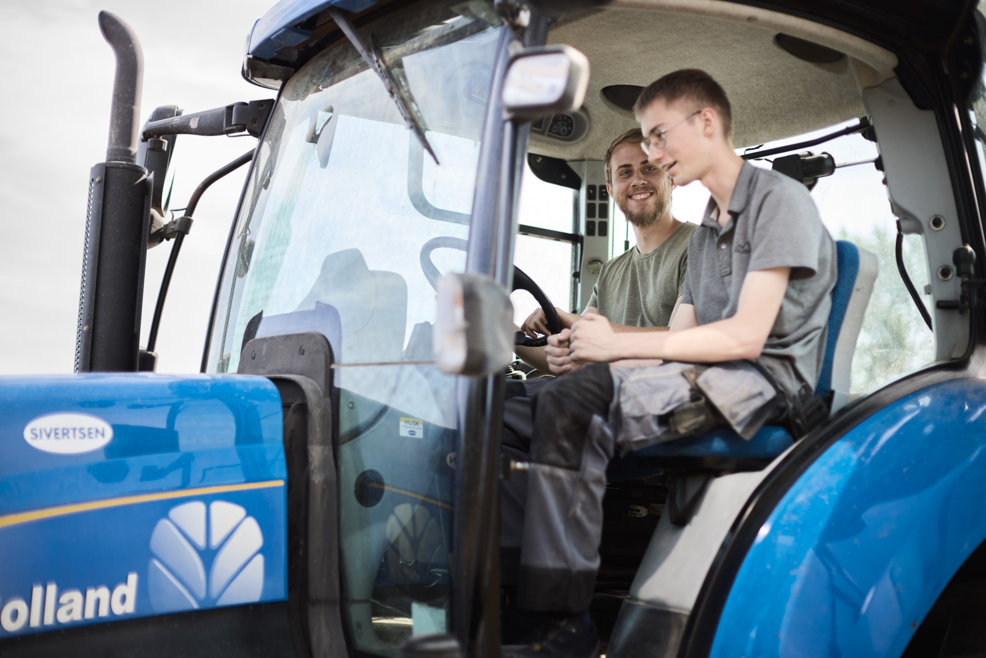 ZBC Slagelse den økologiske landbrugsskole Jernbjerggaard - landrbrugselever med speciale i maskiner sidder i traktor