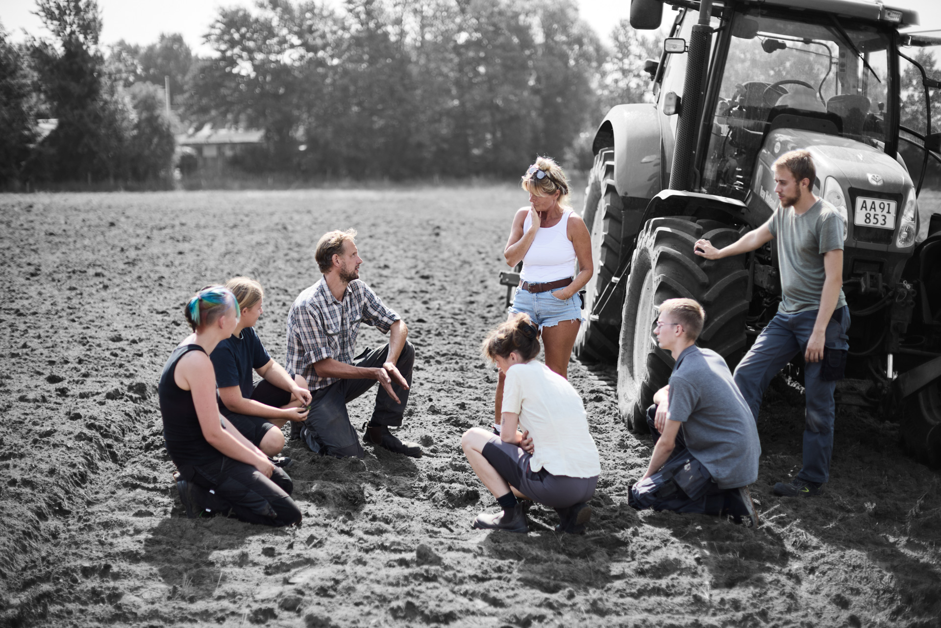 ZBC besøgsdage i Slagelse - elever på Jernbjerggaard står ved traktor