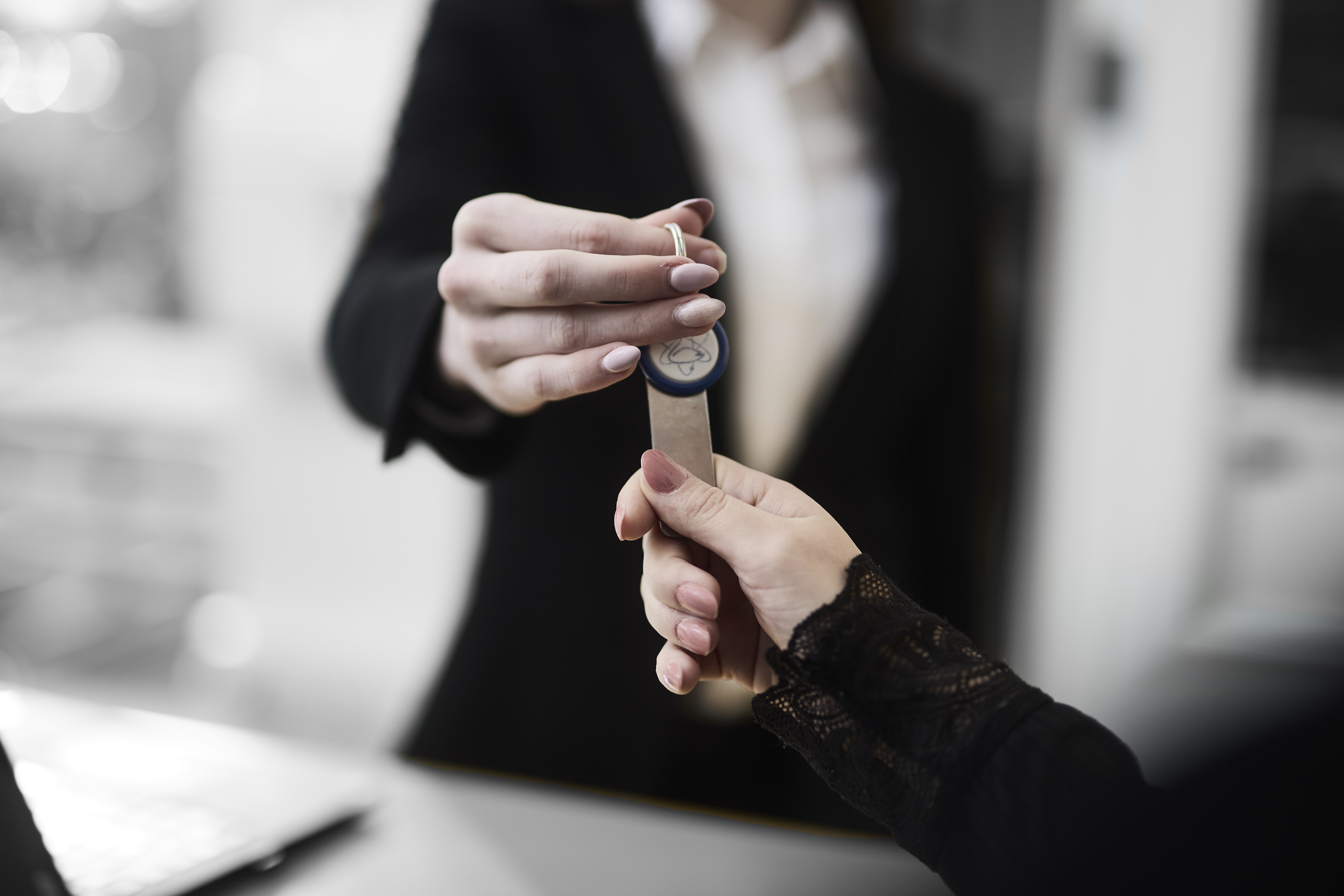 Receptionist udleverer nøgler