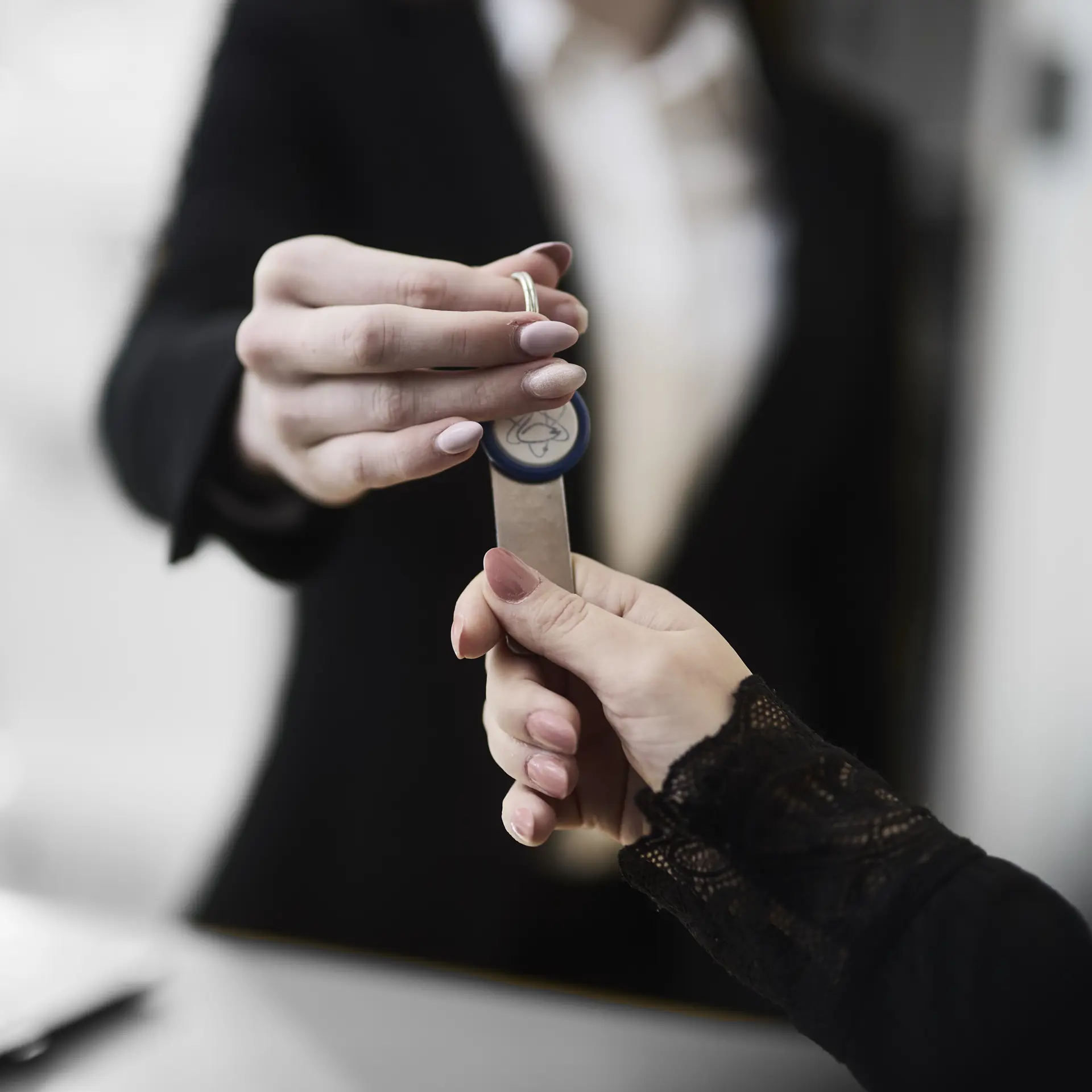 Receptionist udleverer nøgler