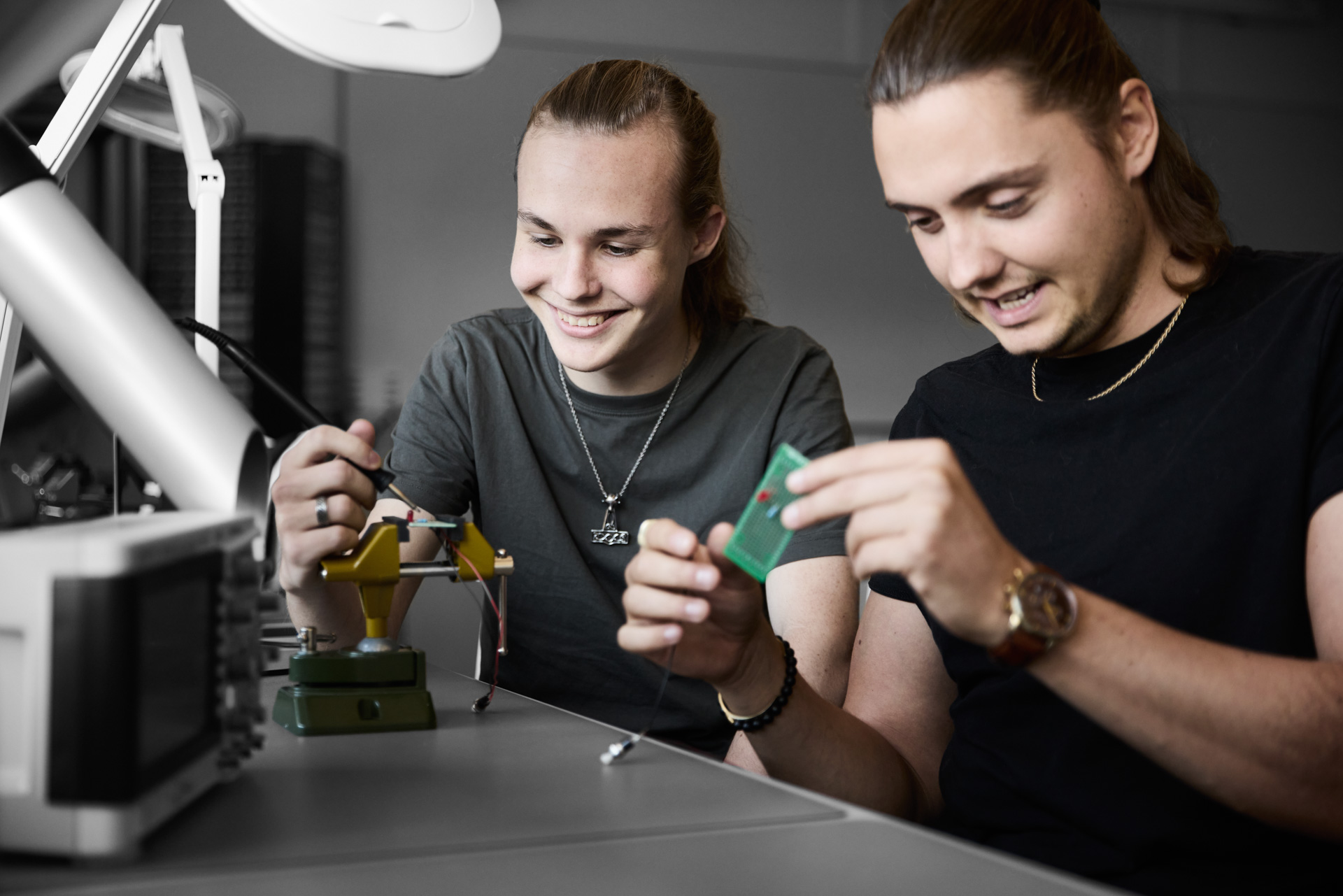 ZBC IT og teknologiuddannelser i Vordingborg - elektronikfagteknikerelever reparerer forskellige ting