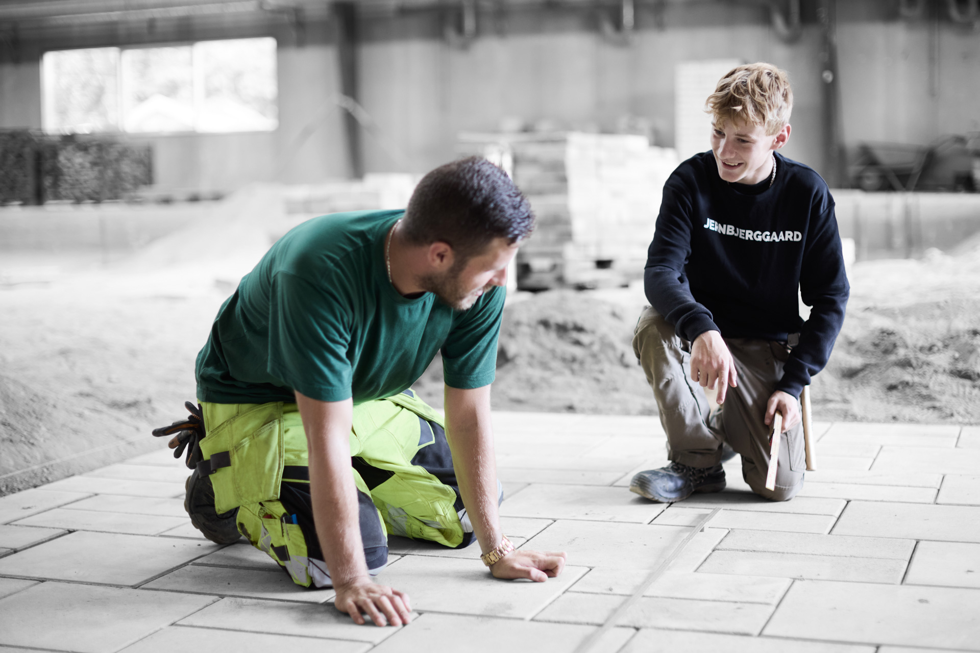 ZBC anlægs-, bygningsstruktør og brolægger - elev arbejder med stensætning