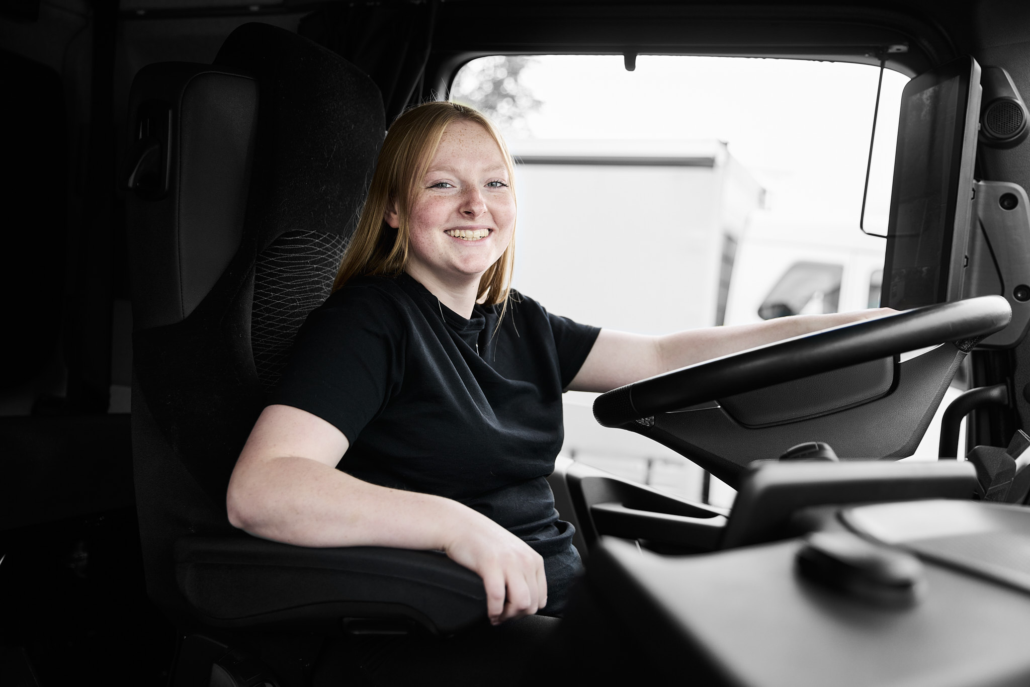 ZBC Uddannelser i Auto & logistik i Ringsted - person i lastbil der der er i gang med vejgodstransportuddannelsen eller lastbilchauffør
