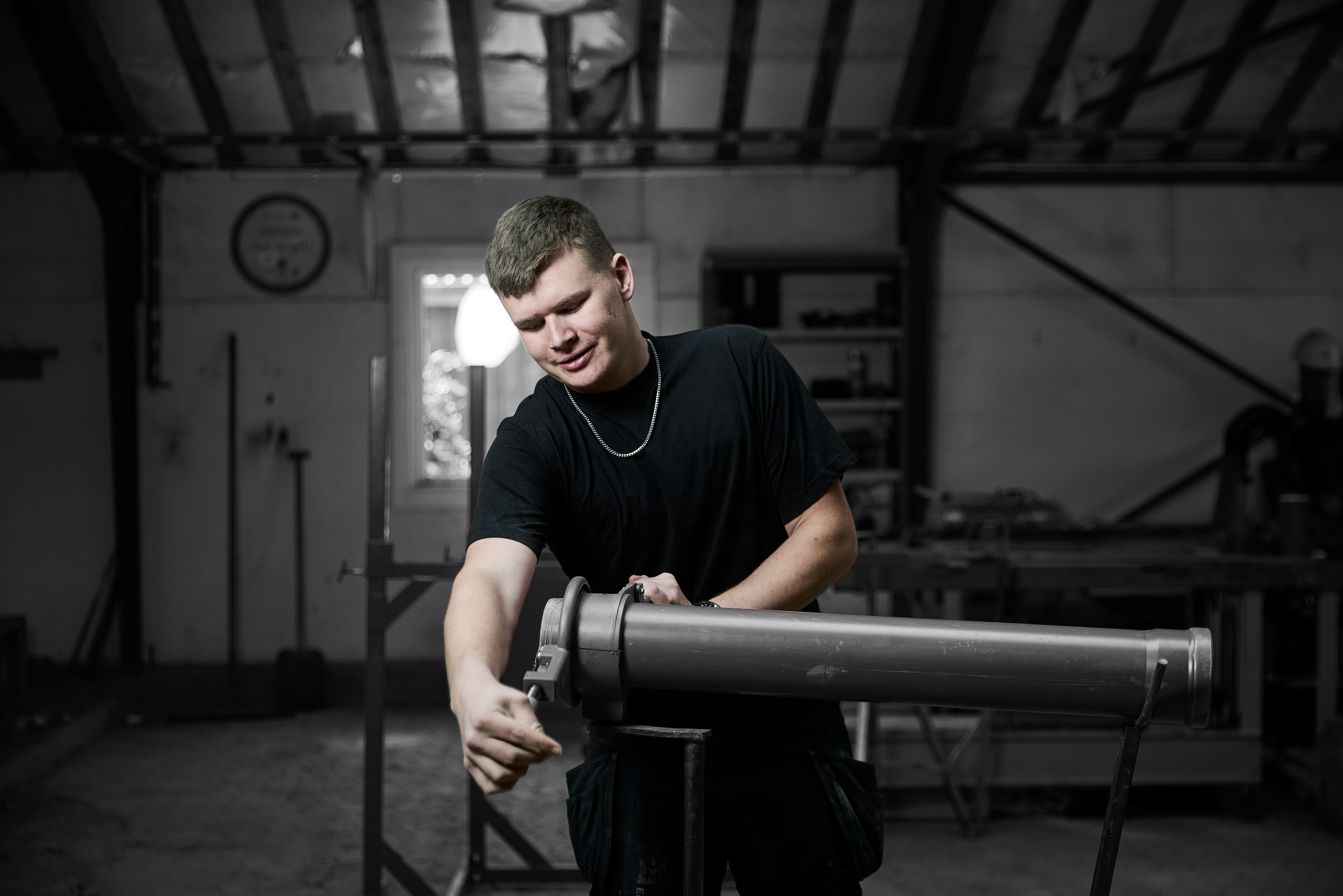 Anlægsstruktør skærer rør