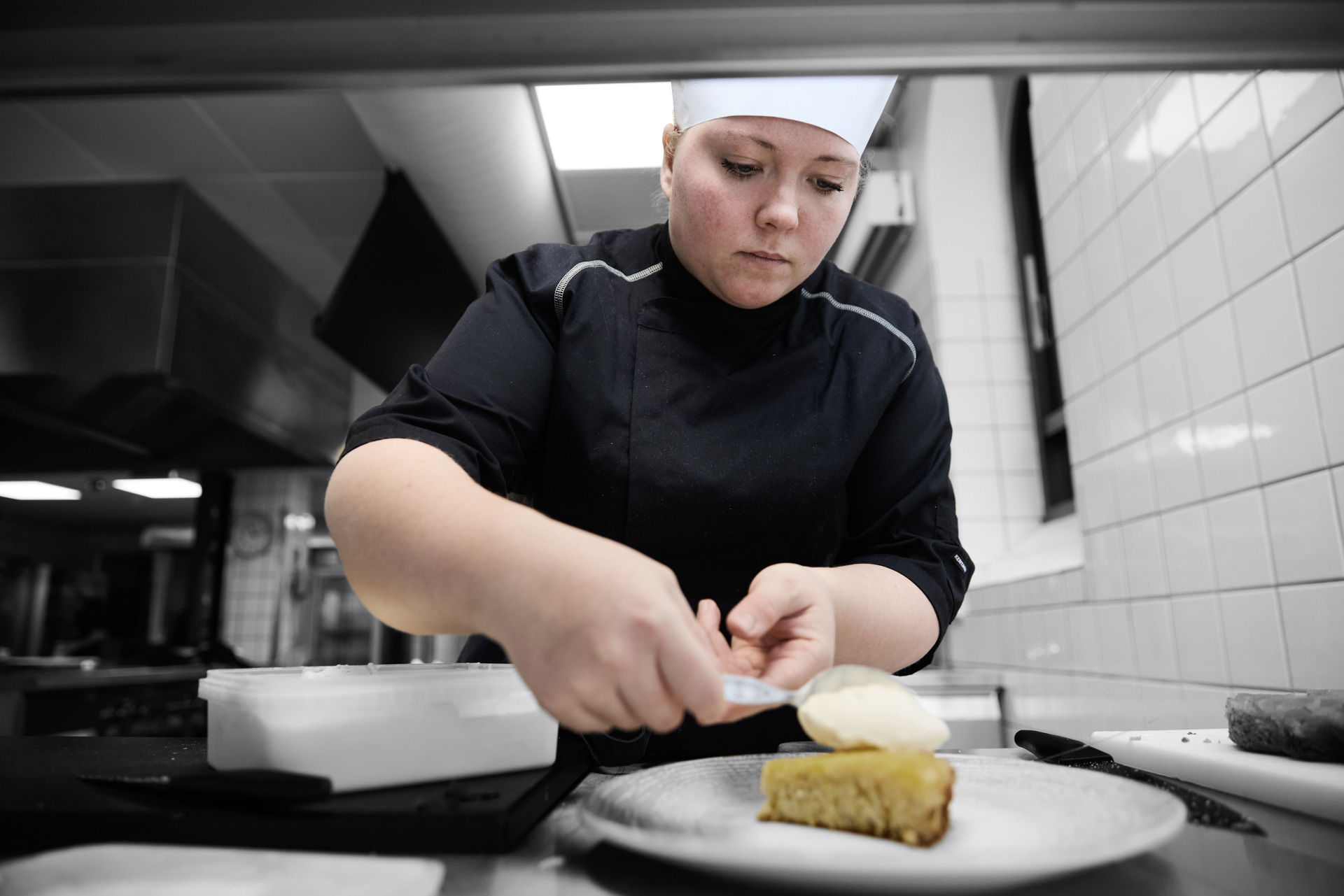 ZBC fødevareuddannelser i Ringsted - konditorelev eller gastronomelev tilbereder kage