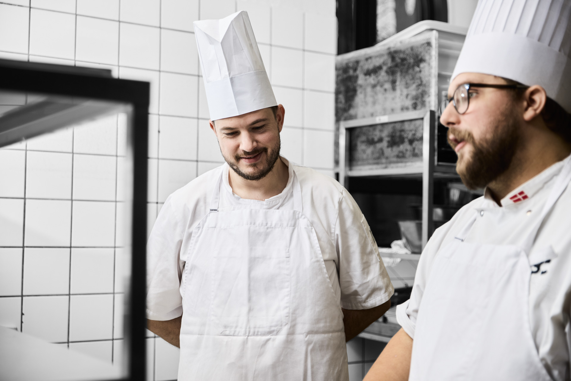 ZBC fødevareuddannelser i Næstved - kokkeelev står i køkkenet og bliver rådgivet af underviser