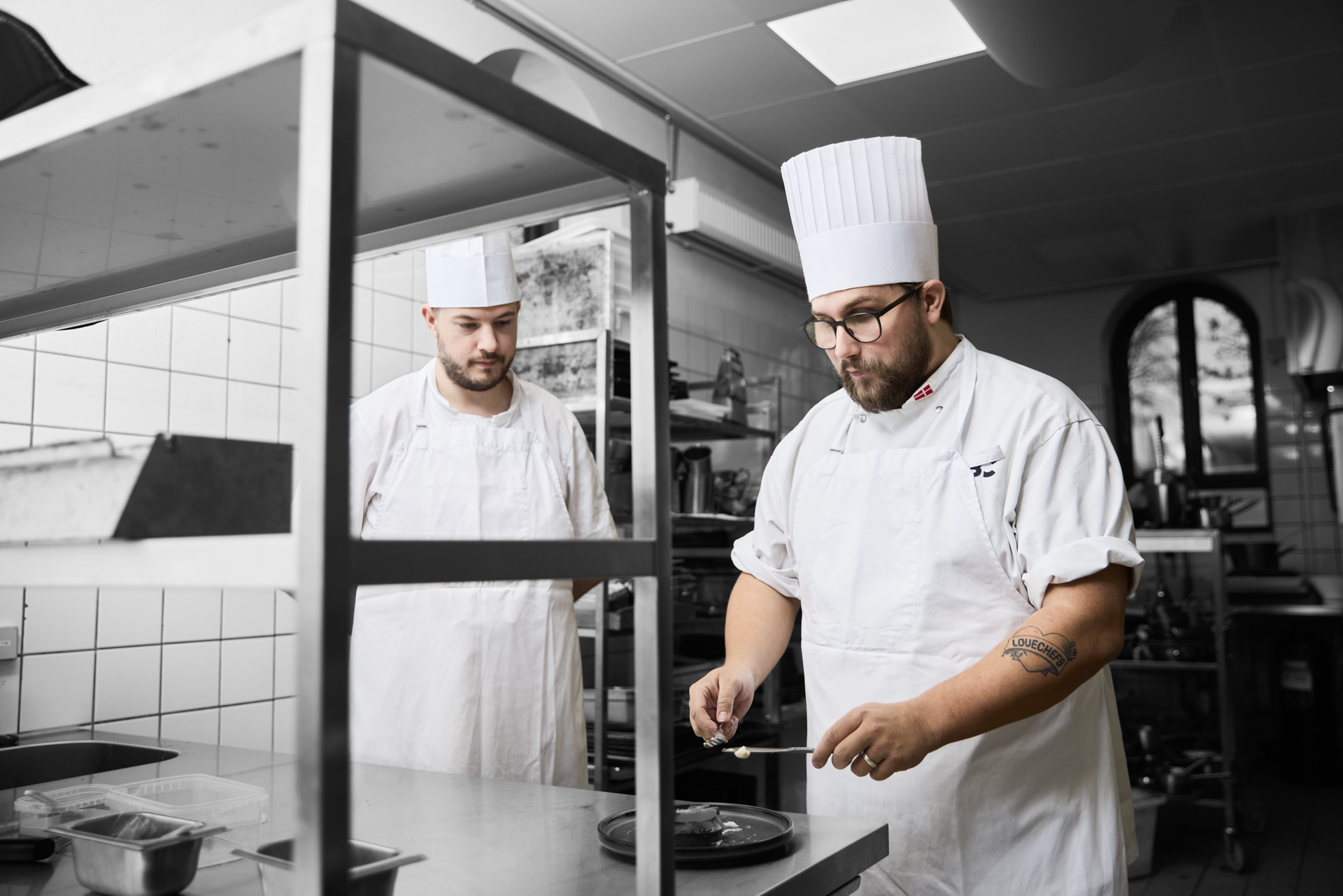 ZBC Kokke - og tjenerskolen i Slagelse - kokkeelev står i køkkenet og bliver undervist