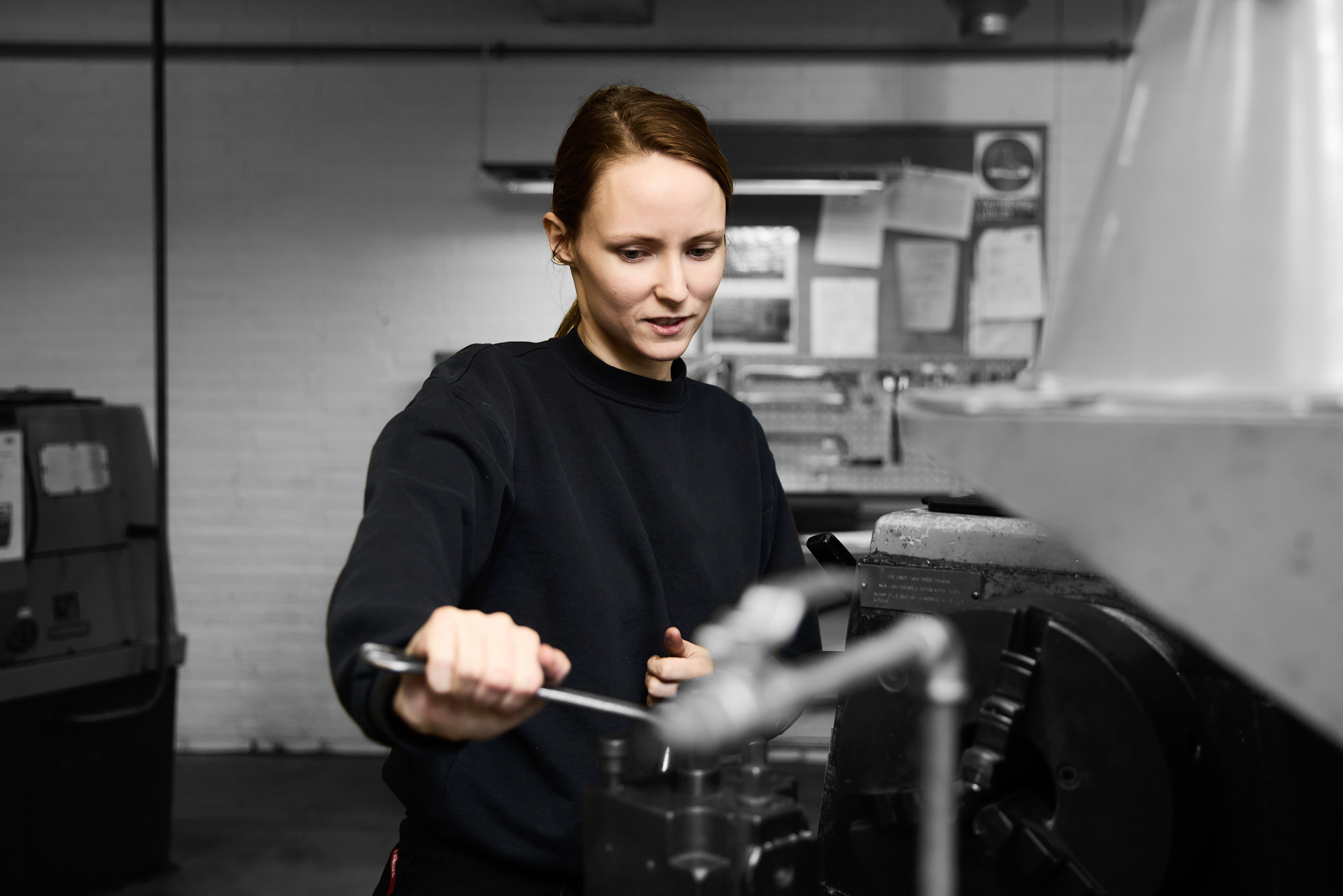 ZBC industriuddannelser i Ringsted - industriassistentelev arbejder på maskiner i værksted