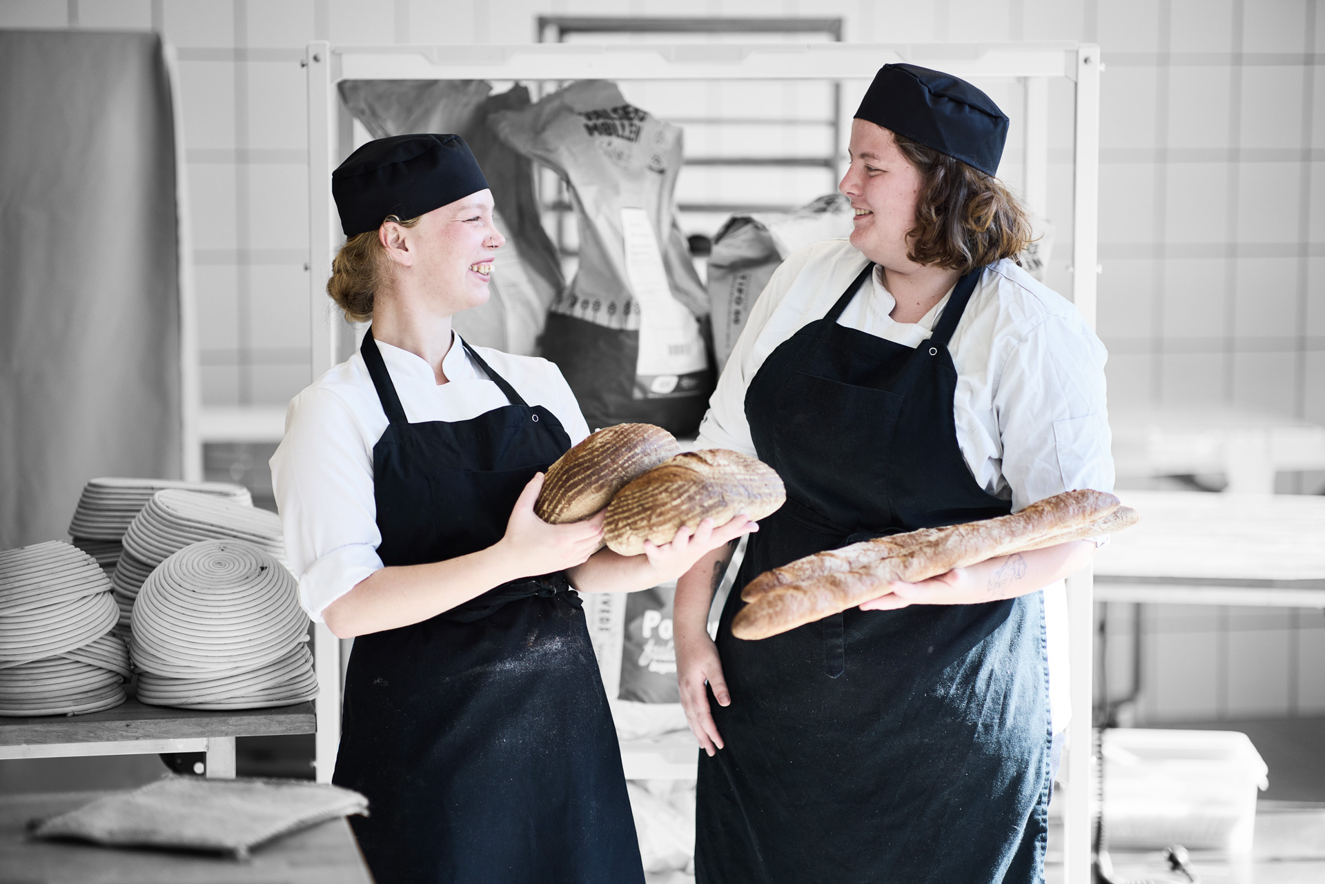 ZBC fødevareuddannelser i Vordingborg - gastronomelev står i køkkenet og forbereder mad