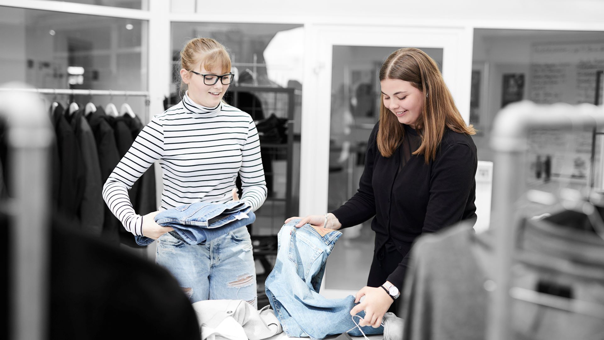 ZBC besøgsdage i Næstved - elever ordner tøj i butik