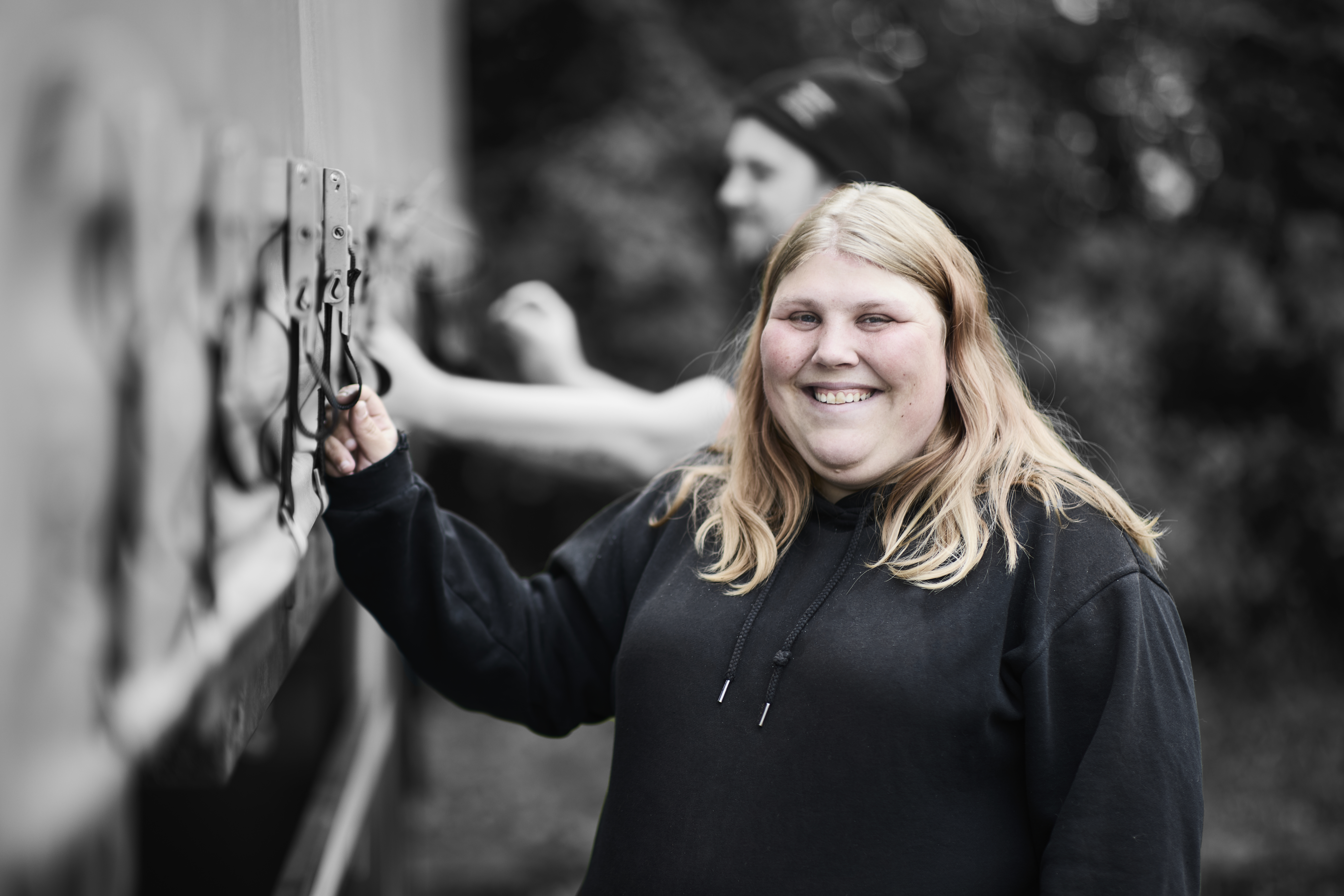 Vejgodstransport står ved siden af lastbil