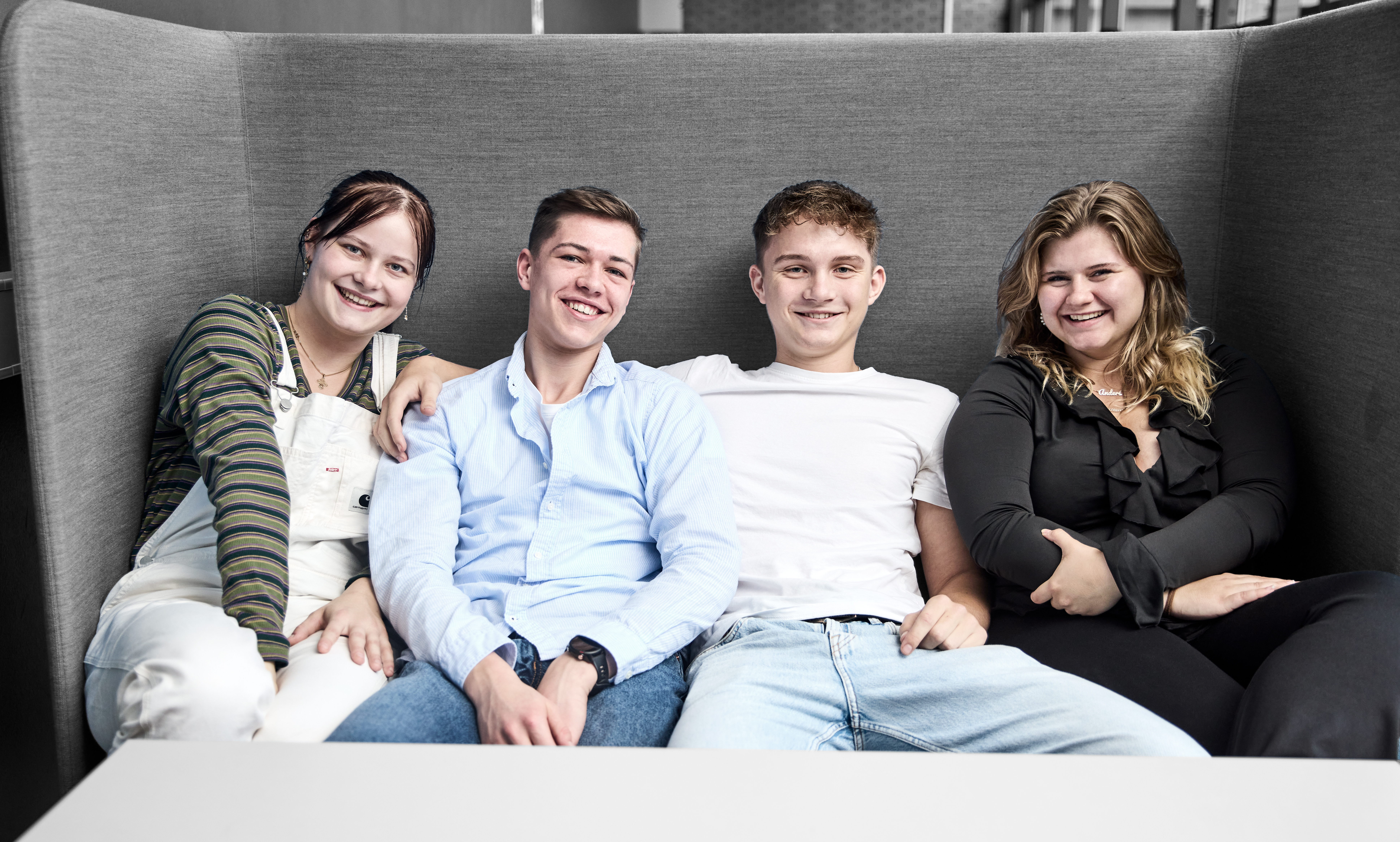 HTX-elever sidder sammen i sofa