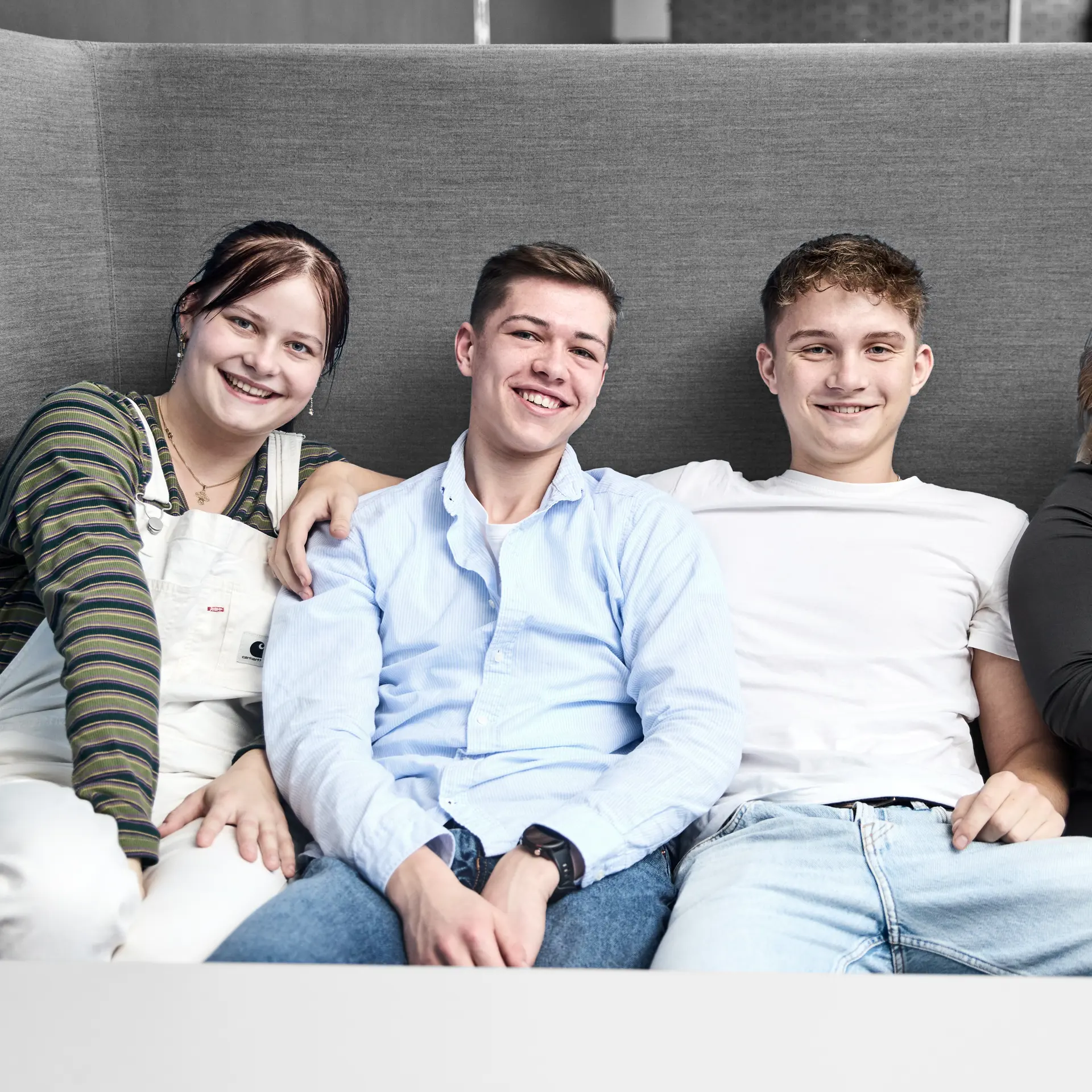 HTX-elever sidder sammen i sofa