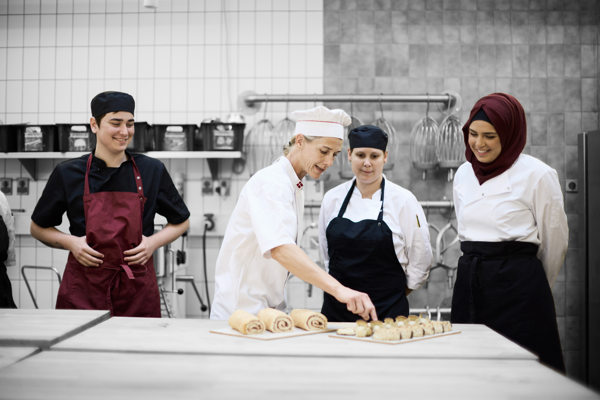 Konditorelever og faglærer arbejder