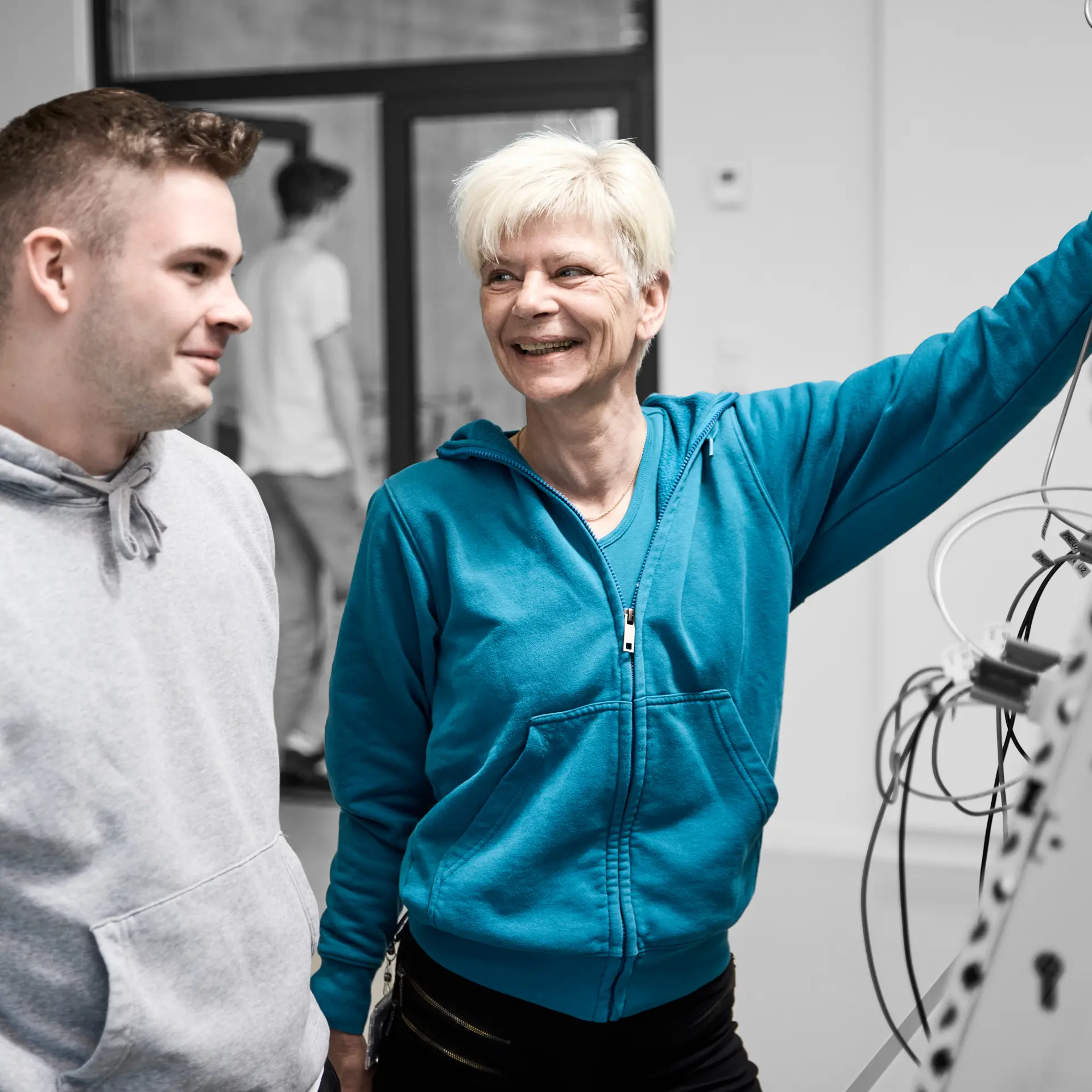 Automatiktekniker og faglærer står sammen ved et anlæg