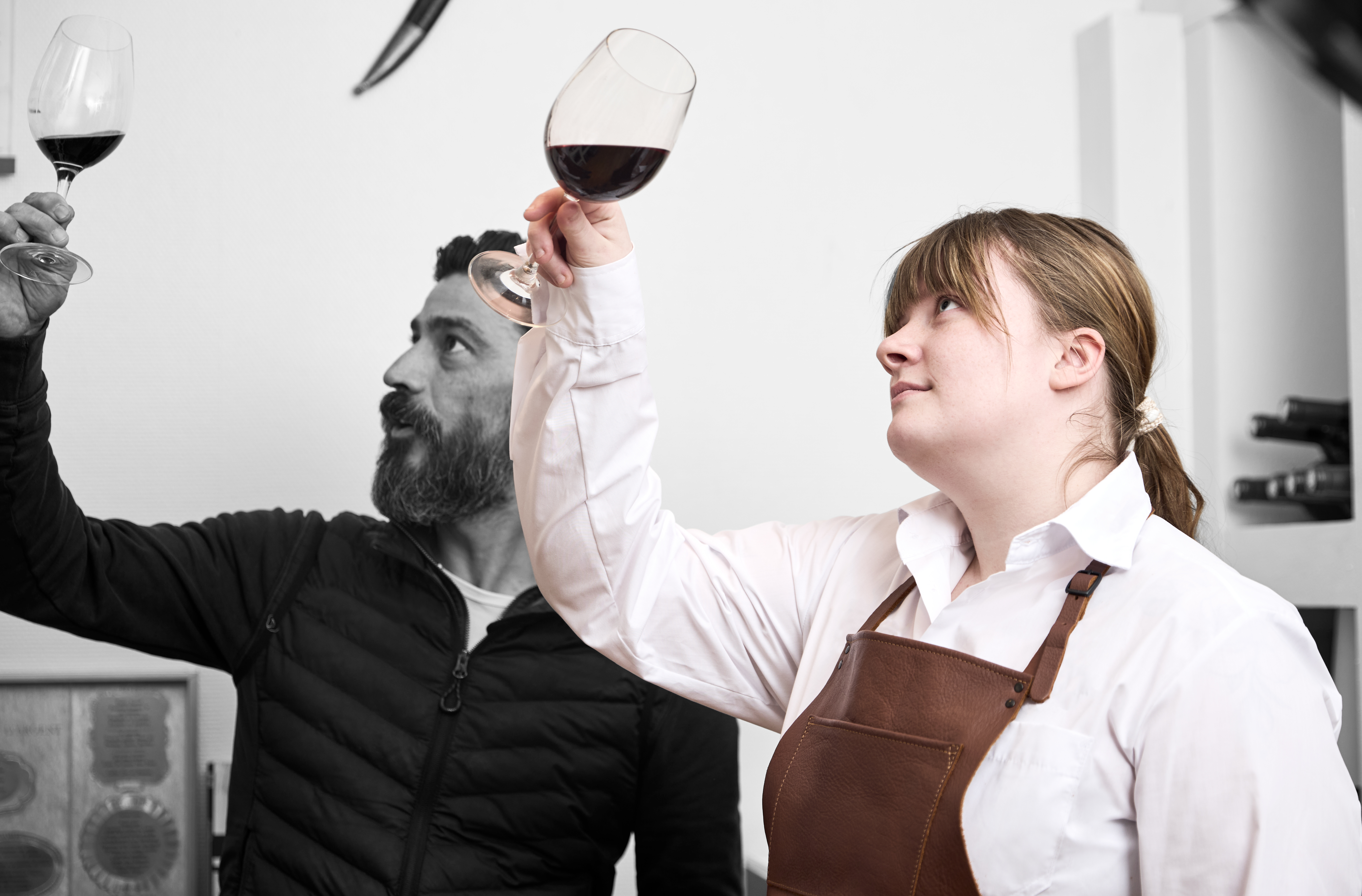 Tjener på tjeneruddannelsen kigger på rødvin