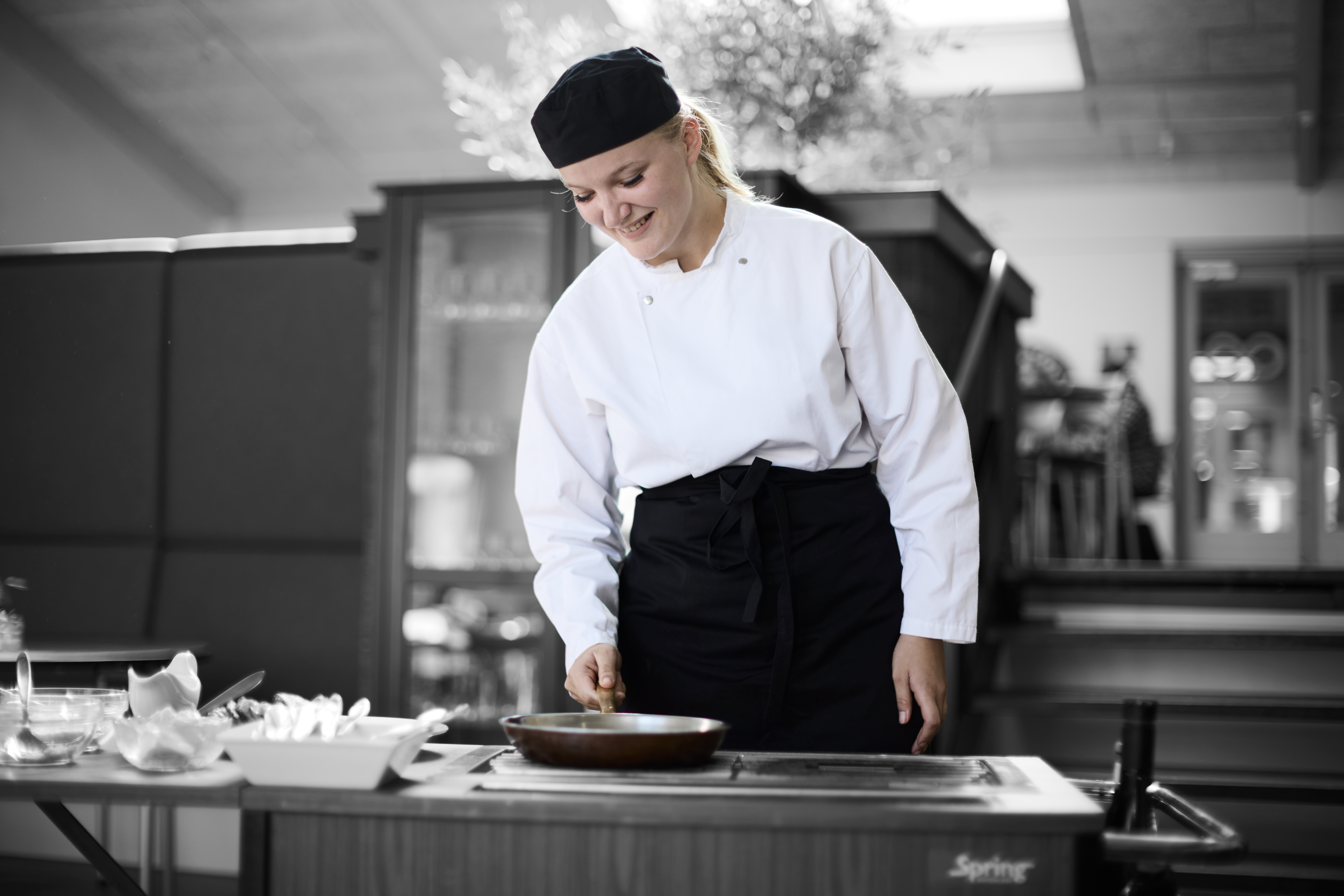 Ernæringsassistent laver mad på pande