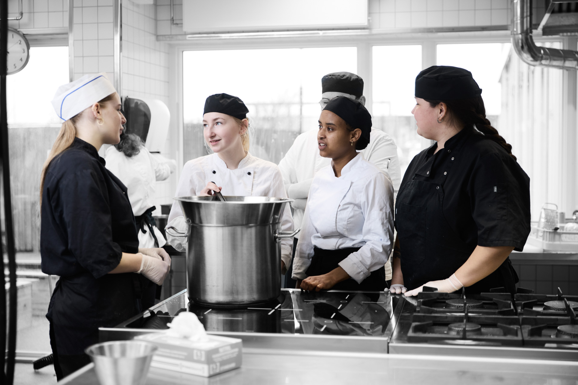 ZBC fødevareuddannelser i Næstved - kokkeelever står i køkkenet og bliver rådgivet af underviser
