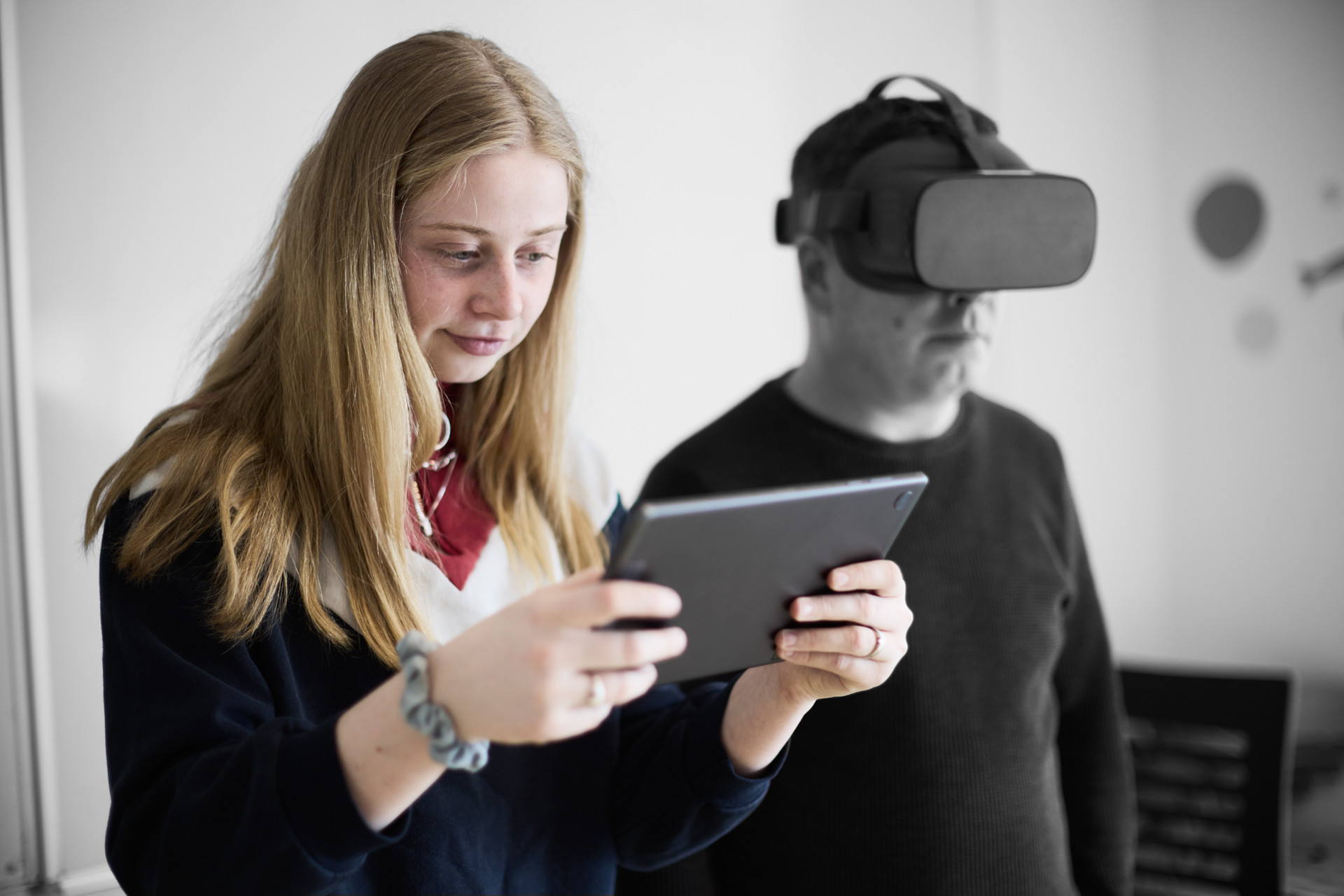 ZBC SOSU i Næstved - social- og sundhedsassistent i undervisningssituation eksperimenterer med VR-briller