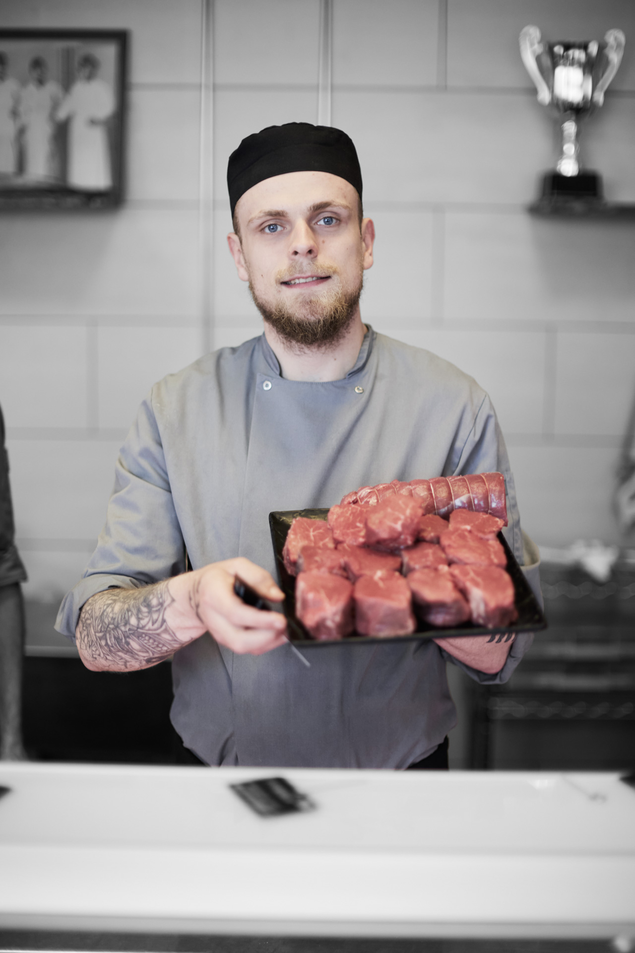 ZBC slagter - elev skærer kød ud