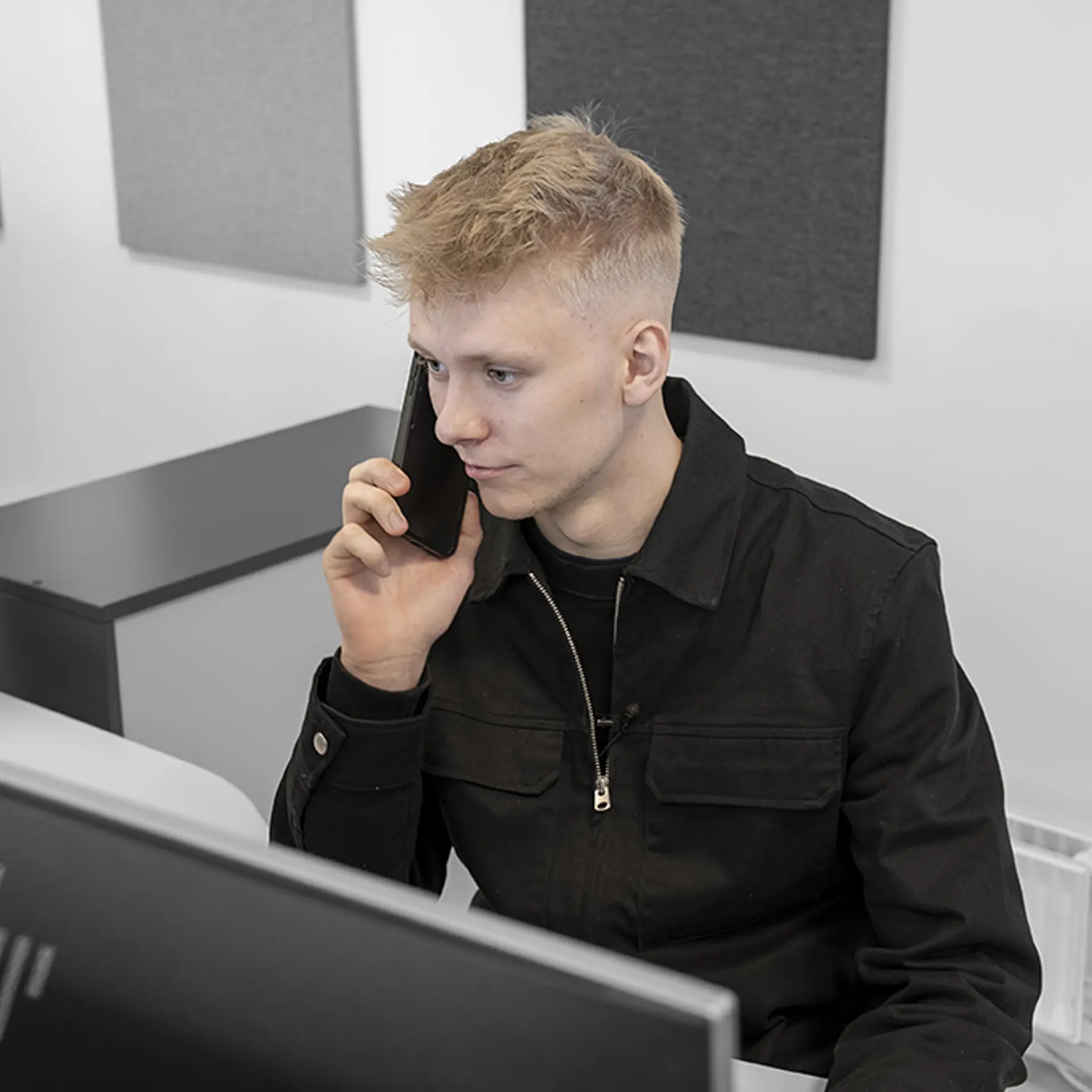 Elev på Handelsuddannelsen snakker i telefon
